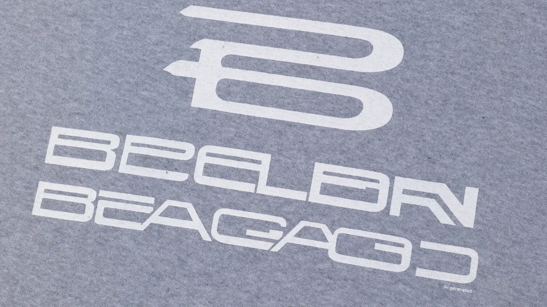 [New] Top tested version BALENCIAGA/Balenciaga 2024 SS AIGENERATED series new reverse stitched short-sleeved T-shirt ✅No.1 quality in the market Real ceiling quality ✅All original development pays attention to detail pictures to avoid mixed distribution of stolen pictures by merchants ✅Correct 260g custom-woven and dyed double yarn pure cotton fabric Custom-dyed threads have no color difference ✅Correctly imported material printing Dot direct injection process Letters are clear and three-dimensional, firm and do not fall off ✅Original reverse stitching production Worn and washed, black and gray cuff prints are different, overweight craftsmanship, the same as the original version, different market currency. Let me explain why mine is a little more expensive than others, 1. It seems to be a simple printing or embroidery, but it is not simple at all. 10000% imported machine restoration is not just a lip service. You are welcome to compare with peers. 2. Each model is produced by the company. The details of the workmanship and fabrics are consistent with the original ones. There is no color difference between the details and the counters. Reproduction is not terrible. Whoever is fake is embarrassed. It’s not shameful to make a replica, it’s shameful if you can’t buy the correct version if you make a replica. 3. Note that the threaded collars are all original collars of certain countries and regions, with high wrapping. The width of the neckline and cabinets are accurate to the millimeter. Thick necklines are not easy to deform. The collars of high-end products are all restored cabinets. They are different from the big collars in the world. Ordinary garbage short-sleeves are printed with a print. The clavicle of the upper body is exposed. Please be patient. Customers who have bought genuine products or have seen genuine products will come back to place orders again. This is quality. This is quality. 4. Different styles of washed wheat main wheat, including imported wheat, have different colors and codes. Really restore the counter. As we all know, Balenciaga has different English or different colors on the collar labels of each quarter. This distinguishes the fast food products with the same common main wheat washed wheat. 5. Pay attention to the workmanship. The stitching at the neckline has no folds, smooth and natural without overlapping lines, and truly restores this. This is something that many people cannot do. 6. The fabric is made of 260g Paris-specific double yarn. No one can make better fabrics than my family. There's really no way to compare it with the ordinary version on the market. Respect it. It's genuine and costs thousands of dollars anyway. Don't go for the quality of street stall products. 7. The workmanship is fully restored and the packaging is fully restored. The cost is huge. 8. I guarantee here that this is the highest quality you can find. Size: XS-S-M-L Color: Black Gray P:270