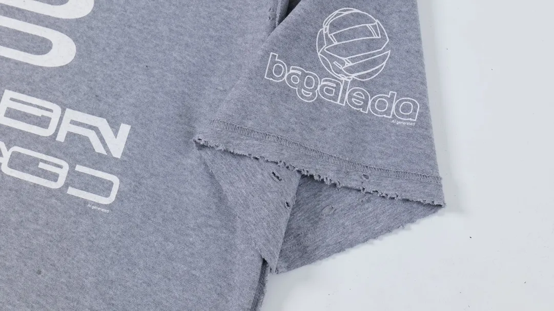 [New] Top tested version BALENCIAGA/Balenciaga 2024 SS AIGENERATED series new reverse stitched short-sleeved T-shirt ✅No.1 quality in the market Real ceiling quality ✅All original development pays attention to detail pictures to avoid mixed distribution of stolen pictures by merchants ✅Correct 260g custom-woven and dyed double yarn pure cotton fabric Custom-dyed threads have no color difference ✅Correctly imported material printing Dot direct injection process Letters are clear and three-dimensional, firm and do not fall off ✅Original reverse stitching production Worn and washed, black and gray cuff prints are different, overweight craftsmanship, the same as the original version, different market currency. Let me explain why mine is a little more expensive than others, 1. It seems to be a simple printing or embroidery, but it is not simple at all. 10000% imported machine restoration is not just a lip service. You are welcome to compare with peers. 2. Each model is produced by the company. The details of the workmanship and fabrics are consistent with the original ones. There is no color difference between the details and the counters. Reproduction is not terrible. Whoever is fake is embarrassed. It’s not shameful to make a replica, it’s shameful if you can’t buy the correct version if you make a replica. 3. Note that the threaded collars are all original collars of certain countries and regions, with high wrapping. The width of the neckline and cabinets are accurate to the millimeter. Thick necklines are not easy to deform. The collars of high-end products are all restored cabinets. They are different from the big collars in the world. Ordinary garbage short-sleeves are printed with a print. The clavicle of the upper body is exposed. Please be patient. Customers who have bought genuine products or have seen genuine products will come back to place orders again. This is quality. This is quality. 4. Different styles of washed wheat main wheat, including imported wheat, have different colors and codes. Really restore the counter. As we all know, Balenciaga has different English or different colors on the collar labels of each quarter. This distinguishes the fast food products with the same common main wheat washed wheat. 5. Pay attention to the workmanship. The stitching at the neckline has no folds, smooth and natural without overlapping lines, and truly restores this. This is something that many people cannot do. 6. The fabric is made of 260g Paris-specific double yarn. No one can make better fabrics than my family. There's really no way to compare it with the ordinary version on the market. Respect it. It's genuine and costs thousands of dollars anyway. Don't go for the quality of street stall products. 7. The workmanship is fully restored and the packaging is fully restored. The cost is huge. 8. I guarantee here that this is the highest quality you can find. Size: XS-S-M-L Color: Black Gray P:270