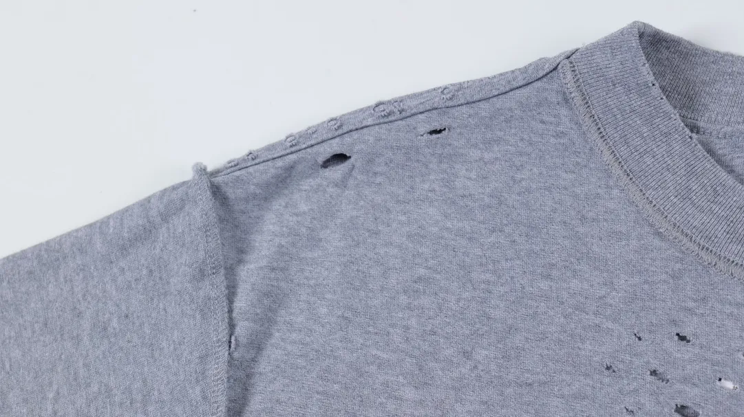 [New] Top tested version BALENCIAGA/Balenciaga 2024 SS AIGENERATED series new reverse stitched short-sleeved T-shirt ✅No.1 quality in the market Real ceiling quality ✅All original development pays attention to detail pictures to avoid mixed distribution of stolen pictures by merchants ✅Correct 260g custom-woven and dyed double yarn pure cotton fabric Custom-dyed threads have no color difference ✅Correctly imported material printing Dot direct injection process Letters are clear and three-dimensional, firm and do not fall off ✅Original reverse stitching production Worn and washed, black and gray cuff prints are different, overweight craftsmanship, the same as the original version, different market currency. Let me explain why mine is a little more expensive than others, 1. It seems to be a simple printing or embroidery, but it is not simple at all. 10000% imported machine restoration is not just a lip service. You are welcome to compare with peers. 2. Each model is produced by the company. The details of the workmanship and fabrics are consistent with the original ones. There is no color difference between the details and the counters. Reproduction is not terrible. Whoever is fake is embarrassed. It’s not shameful to make a replica, it’s shameful if you can’t buy the correct version if you make a replica. 3. Note that the threaded collars are all original collars of certain countries and regions, with high wrapping. The width of the neckline and cabinets are accurate to the millimeter. Thick necklines are not easy to deform. The collars of high-end products are all restored cabinets. They are different from the big collars in the world. Ordinary garbage short-sleeves are printed with a print. The clavicle of the upper body is exposed. Please be patient. Customers who have bought genuine products or have seen genuine products will come back to place orders again. This is quality. This is quality. 4. Different styles of washed wheat main wheat, including imported wheat, have different colors and codes. Really restore the counter. As we all know, Balenciaga has different English or different colors on the collar labels of each quarter. This distinguishes the fast food products with the same common main wheat washed wheat. 5. Pay attention to the workmanship. The stitching at the neckline has no folds, smooth and natural without overlapping lines, and truly restores this. This is something that many people cannot do. 6. The fabric is made of 260g Paris-specific double yarn. No one can make better fabrics than my family. There's really no way to compare it with the ordinary version on the market. Respect it. It's genuine and costs thousands of dollars anyway. Don't go for the quality of street stall products. 7. The workmanship is fully restored and the packaging is fully restored. The cost is huge. 8. I guarantee here that this is the highest quality you can find. Size: XS-S-M-L Color: Black Gray P:270