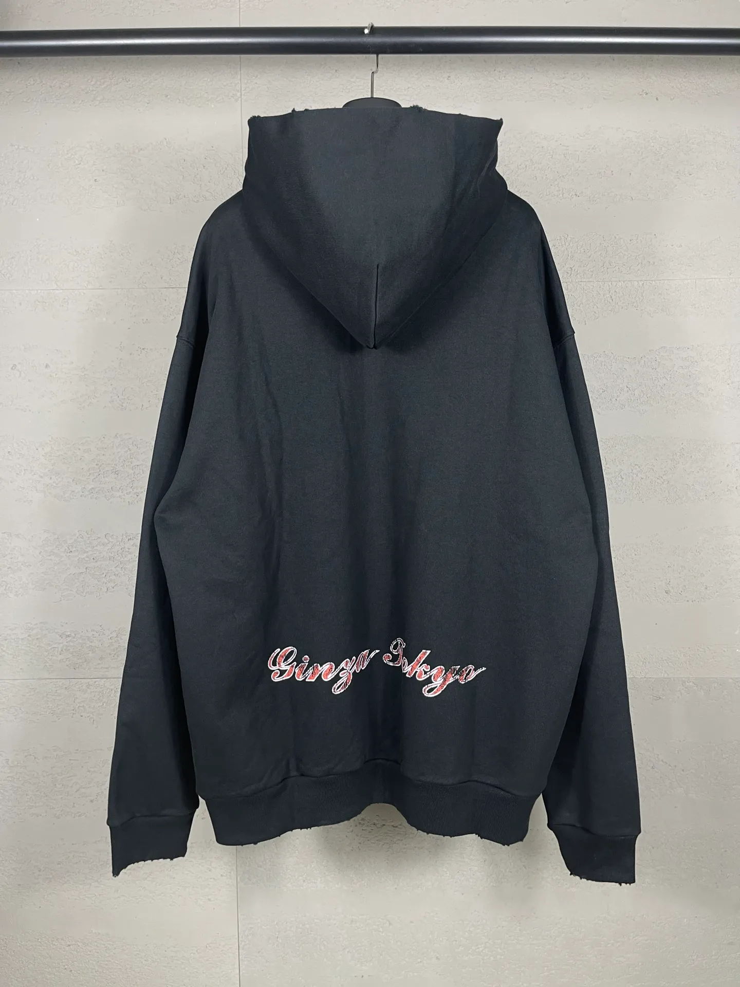🅿️340 real photos [Top version. Official website quality] BALENCI*GA/Paris. 2024 new style, Paris. Japan Tokyo Tower limited edition. Front and rear panels direct-injection printing, washed and distressed hooded sweatshirt, 2024 new style. Y plate customization. Special market currency. Brick cabinets are synchronized. Genuine products are developed at the first time, and you can print and compare! The fabric is made of Paris ZP custom-woven and dyed cotton sweatshirt. Weighing 460 grams, the cloth surface is clean. The cloth pattern is clear, soft and comfortable. The threads are dyed with no color difference. The printing uses environmentally friendly imported materials for direct-injection printing, with clear letters and three-dimensional effect. The entire garment is washed, distressed and worn. The version adopts OS loose shoulder design. Same style for men and women. Code: BL238933 Color: black blue Size: XS S M L