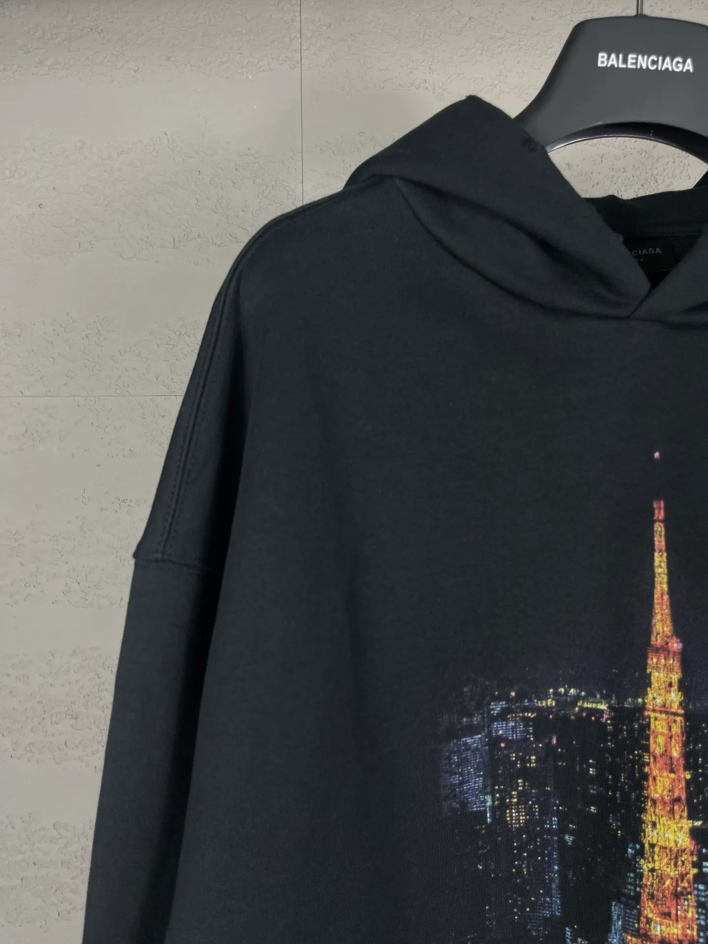 🅿️340 real photos [Top version. Official website quality] BALENCI*GA/Paris. 2024 new style, Paris. Japan Tokyo Tower limited edition. Front and rear panels direct-injection printing, washed and distressed hooded sweatshirt, 2024 new style. Y plate customization. Special market currency. Brick cabinets are synchronized. Genuine products are developed at the first time, and you can print and compare! The fabric is made of Paris ZP custom-woven and dyed cotton sweatshirt. Weighing 460 grams, the cloth surface is clean. The cloth pattern is clear, soft and comfortable. The threads are dyed with no color difference. The printing uses environmentally friendly imported materials for direct-injection printing, with clear letters and three-dimensional effect. The entire garment is washed, distressed and worn. The version adopts OS loose shoulder design. Same style for men and women. Code: BL238933 Color: black blue Size: XS S M L