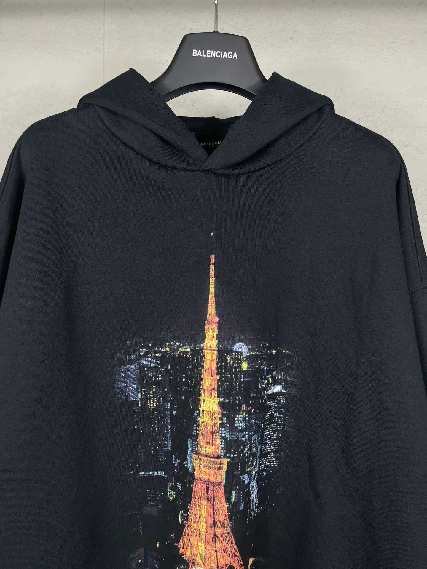 🅿️340 real photos [Top version. Official website quality] BALENCI*GA/Paris. 2024 new style, Paris. Japan Tokyo Tower limited edition. Front and rear panels direct-injection printing, washed and distressed hooded sweatshirt, 2024 new style. Y plate customization. Special market currency. Brick cabinets are synchronized. Genuine products are developed at the first time, and you can print and compare! The fabric is made of Paris ZP custom-woven and dyed cotton sweatshirt. Weighing 460 grams, the cloth surface is clean. The cloth pattern is clear, soft and comfortable. The threads are dyed with no color difference. The printing uses environmentally friendly imported materials for direct-injection printing, with clear letters and three-dimensional effect. The entire garment is washed, distressed and worn. The version adopts OS loose shoulder design. Same style for men and women. Code: BL238933 Color: black blue Size: XS S M L
