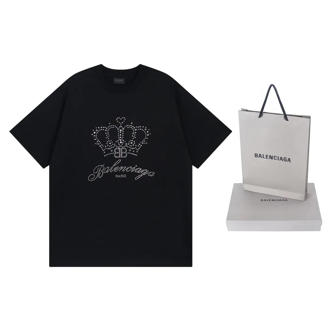 🅿️200 Actual pictures [Top version. Official website quality] BALENCI*GA/Paris BALENCI*GA# New style, classic crown LOGO on the front, hot-drilled, washed and distressed short-sleeved T-shirt. Brick cabinet synchronization. The fabric is made of Paris ZP custom-woven and dyed 100% cotton double yarn compact cotton. The weight is 260 grams, the cloth surface is clean. The cloth pattern is clear. Soft and comfortable. Good color fastness. Not easy to change color. The threads are woven and dyed with no color difference. The front perm is made of imported diamonds, which have good gloss and are not easy to fall off. The finished garments are washed and worn. Jubie market makes goods based on pictures. Comparisons welcome. Restore brick cabinet. The version adopts OS loose shoulder style. Same style for men and women. Code: BL223373 Color: Black Size: XS S M L