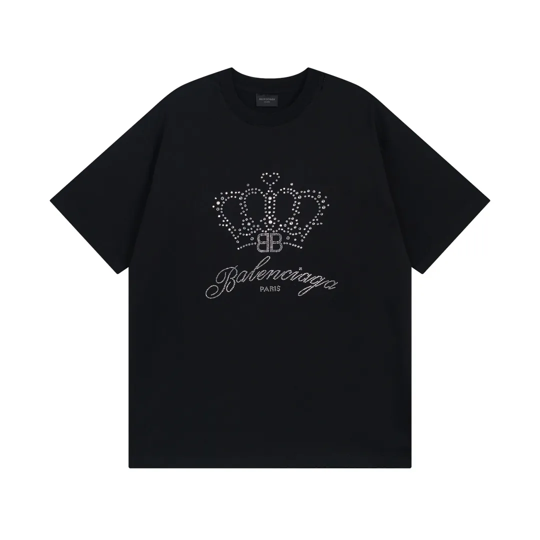 🅿️200 Actual pictures [Top version. Official website quality] BALENCI*GA/Paris BALENCI*GA# New style, classic crown LOGO on the front, hot-drilled, washed and distressed short-sleeved T-shirt. Brick cabinet synchronization. The fabric is made of Paris ZP custom-woven and dyed 100% cotton double yarn compact cotton. The weight is 260 grams, the cloth surface is clean. The cloth pattern is clear. Soft and comfortable. Good color fastness. Not easy to change color. The threads are woven and dyed with no color difference. The front perm is made of imported diamonds, which have good gloss and are not easy to fall off. The finished garments are washed and worn. Jubie market makes goods based on pictures. Comparisons welcome. Restore brick cabinet. The version adopts OS loose shoulder style. Same style for men and women. Code: BL223373 Color: Black Size: XS S M L