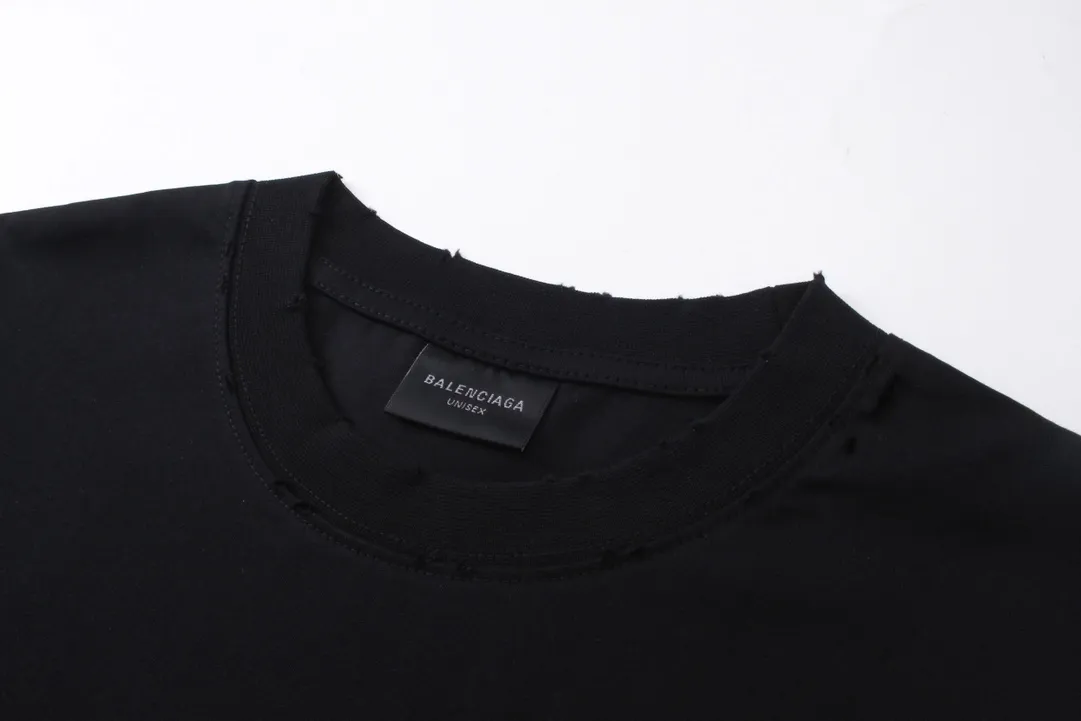 🅿️200 Actual pictures [Top version. Official website quality] BALENCI*GA/Paris BALENCI*GA# New style, classic crown LOGO on the front, hot-drilled, washed and distressed short-sleeved T-shirt. Brick cabinet synchronization. The fabric is made of Paris ZP custom-woven and dyed 100% cotton double yarn compact cotton. The weight is 260 grams, the cloth surface is clean. The cloth pattern is clear. Soft and comfortable. Good color fastness. Not easy to change color. The threads are woven and dyed with no color difference. The front perm is made of imported diamonds, which have good gloss and are not easy to fall off. The finished garments are washed and worn. Jubie market makes goods based on pictures. Comparisons welcome. Restore brick cabinet. The version adopts OS loose shoulder style. Same style for men and women. Code: BL223373 Color: Black Size: XS S M L