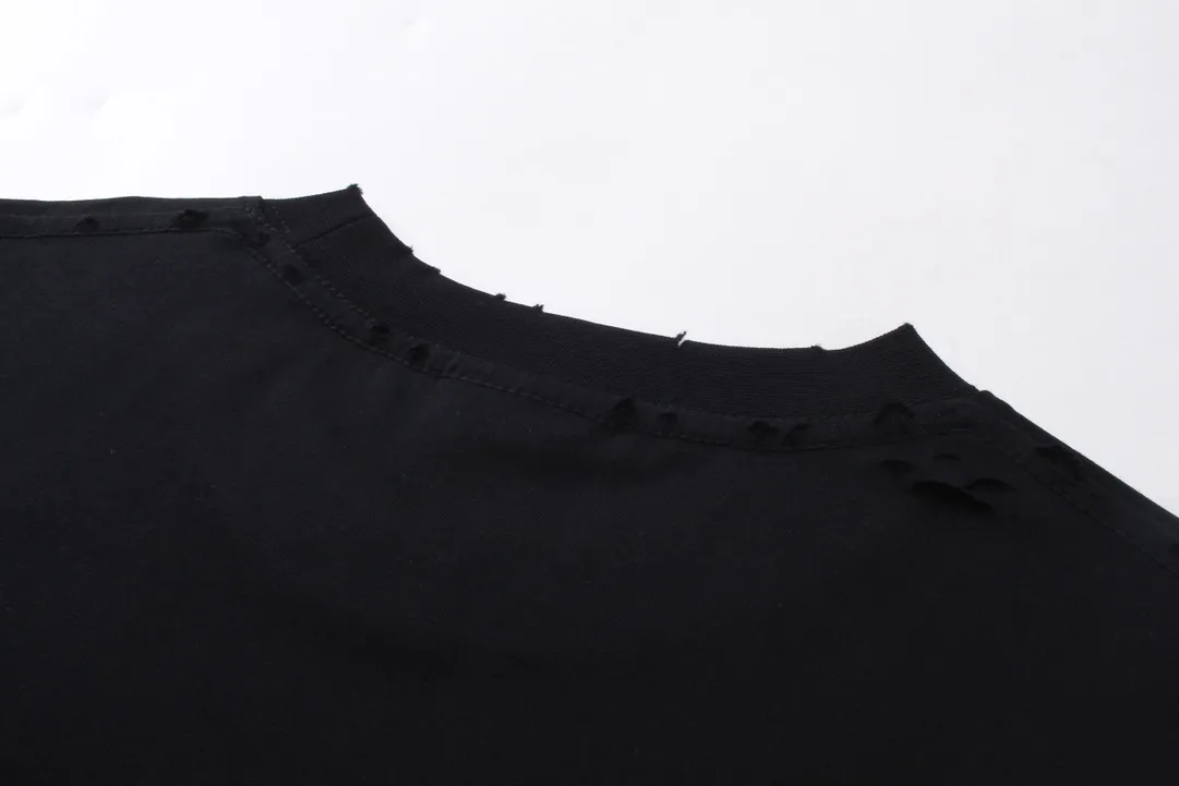 🅿️200 Actual pictures [Top version. Official website quality] BALENCI*GA/Paris BALENCI*GA# New style, classic crown LOGO on the front, hot-drilled, washed and distressed short-sleeved T-shirt. Brick cabinet synchronization. The fabric is made of Paris ZP custom-woven and dyed 100% cotton double yarn compact cotton. The weight is 260 grams, the cloth surface is clean. The cloth pattern is clear. Soft and comfortable. Good color fastness. Not easy to change color. The threads are woven and dyed with no color difference. The front perm is made of imported diamonds, which have good gloss and are not easy to fall off. The finished garments are washed and worn. Jubie market makes goods based on pictures. Comparisons welcome. Restore brick cabinet. The version adopts OS loose shoulder style. Same style for men and women. Code: BL223373 Color: Black Size: XS S M L