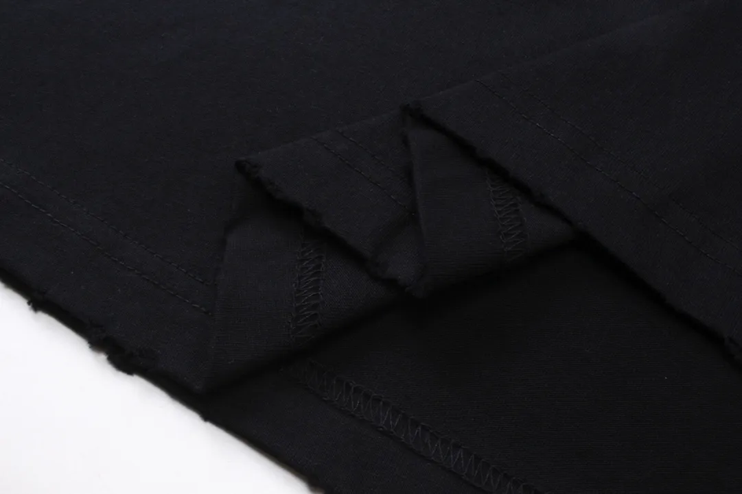 🅿️200 Actual pictures [Top version. Official website quality] BALENCI*GA/Paris BALENCI*GA# New style, classic crown LOGO on the front, hot-drilled, washed and distressed short-sleeved T-shirt. Brick cabinet synchronization. The fabric is made of Paris ZP custom-woven and dyed 100% cotton double yarn compact cotton. The weight is 260 grams, the cloth surface is clean. The cloth pattern is clear. Soft and comfortable. Good color fastness. Not easy to change color. The threads are woven and dyed with no color difference. The front perm is made of imported diamonds, which have good gloss and are not easy to fall off. The finished garments are washed and worn. Jubie market makes goods based on pictures. Comparisons welcome. Restore brick cabinet. The version adopts OS loose shoulder style. Same style for men and women. Code: BL223373 Color: Black Size: XS S M L