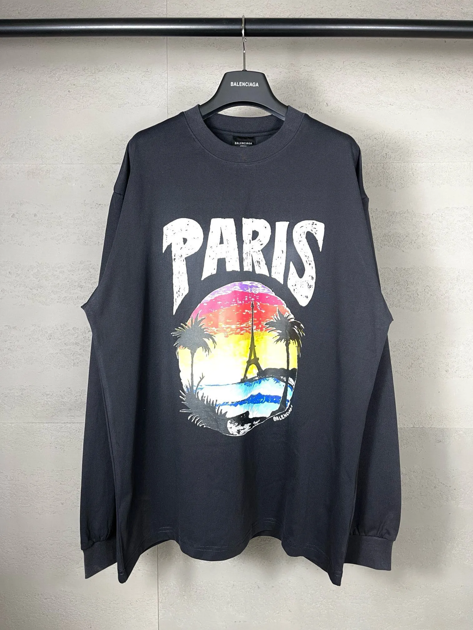 🅿️210 Real photos [Top version. Official website quality] BALENCI*GA/Paris. Long-sleeved T-shirt with Hawaiian sunset coconut palm tower LOGO pattern, brick cabinet synchronization. The fabric is made of Paris ZP custom-woven and dyed cotton sweatshirt. The weight is 260 grams, the cloth surface is clean. The cloth pattern is clear, soft and comfortable. The threads are dyed with no color difference. The classic pattern printing uses imported machine direct printing. The effect is three-dimensional and restores the brick cabinet. Different market currencies, welcome to compare. The version adopts OS loose shoulder design. Same style for men and women. Code: BL235032 Color: black, white Size: XS S M L