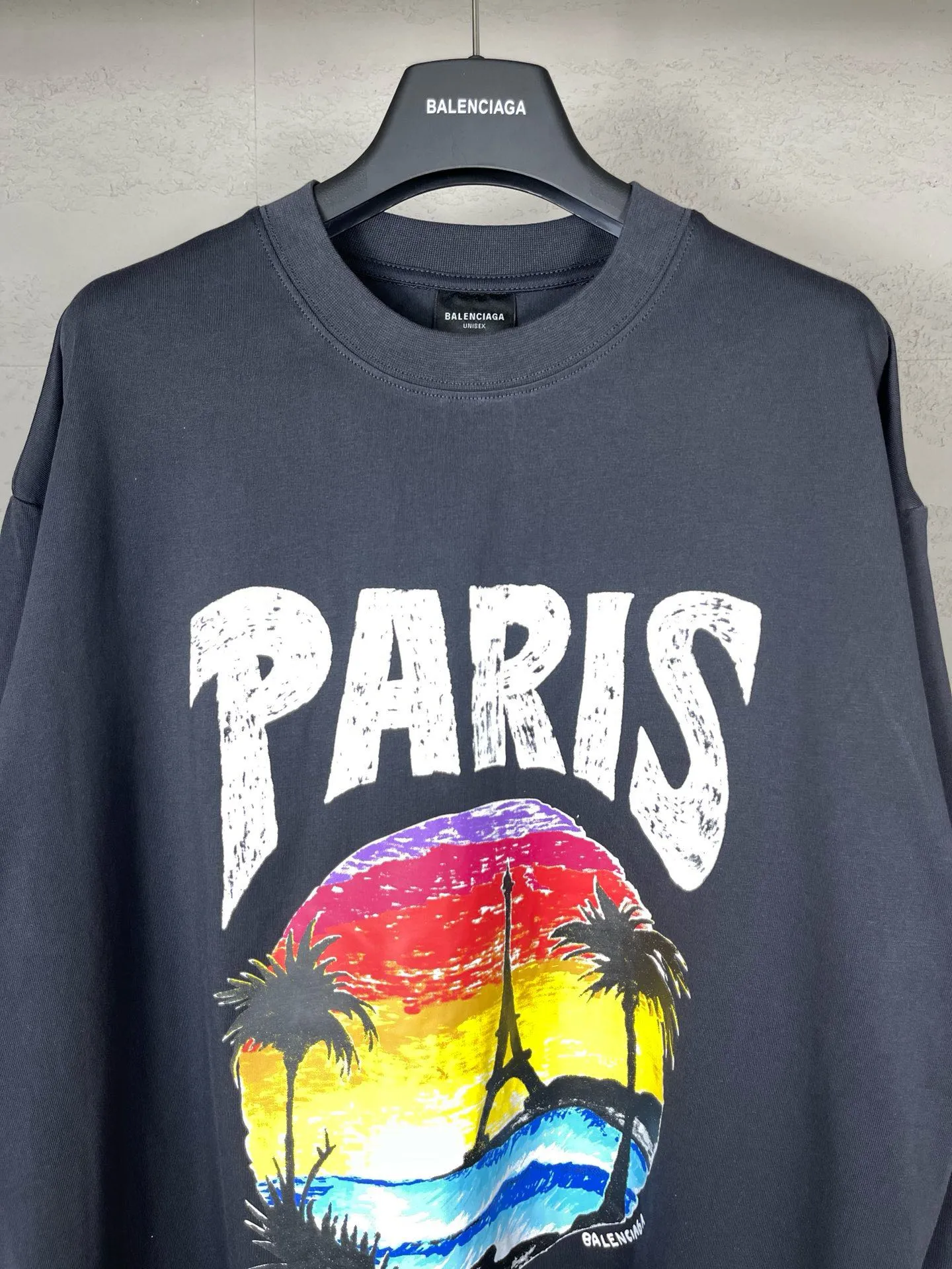 🅿️210 Real photos [Top version. Official website quality] BALENCI*GA/Paris. Long-sleeved T-shirt with Hawaiian sunset coconut palm tower LOGO pattern, brick cabinet synchronization. The fabric is made of Paris ZP custom-woven and dyed cotton sweatshirt. The weight is 260 grams, the cloth surface is clean. The cloth pattern is clear, soft and comfortable. The threads are dyed with no color difference. The classic pattern printing uses imported machine direct printing. The effect is three-dimensional and restores the brick cabinet. Different market currencies, welcome to compare. The version adopts OS loose shoulder design. Same style for men and women. Code: BL235032 Color: black, white Size: XS S M L