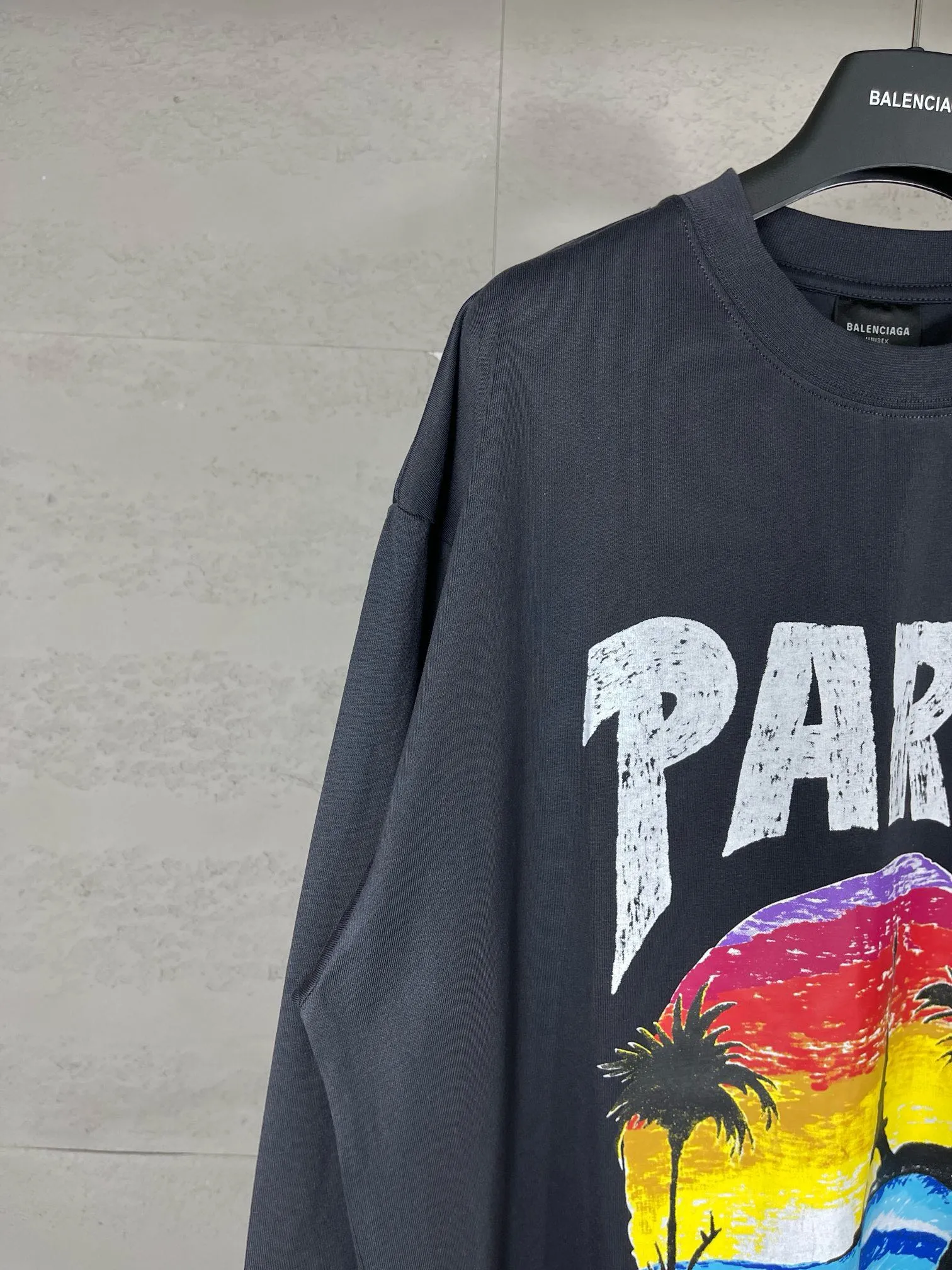 🅿️210 Real photos [Top version. Official website quality] BALENCI*GA/Paris. Long-sleeved T-shirt with Hawaiian sunset coconut palm tower LOGO pattern, brick cabinet synchronization. The fabric is made of Paris ZP custom-woven and dyed cotton sweatshirt. The weight is 260 grams, the cloth surface is clean. The cloth pattern is clear, soft and comfortable. The threads are dyed with no color difference. The classic pattern printing uses imported machine direct printing. The effect is three-dimensional and restores the brick cabinet. Different market currencies, welcome to compare. The version adopts OS loose shoulder design. Same style for men and women. Code: BL235032 Color: black, white Size: XS S M L