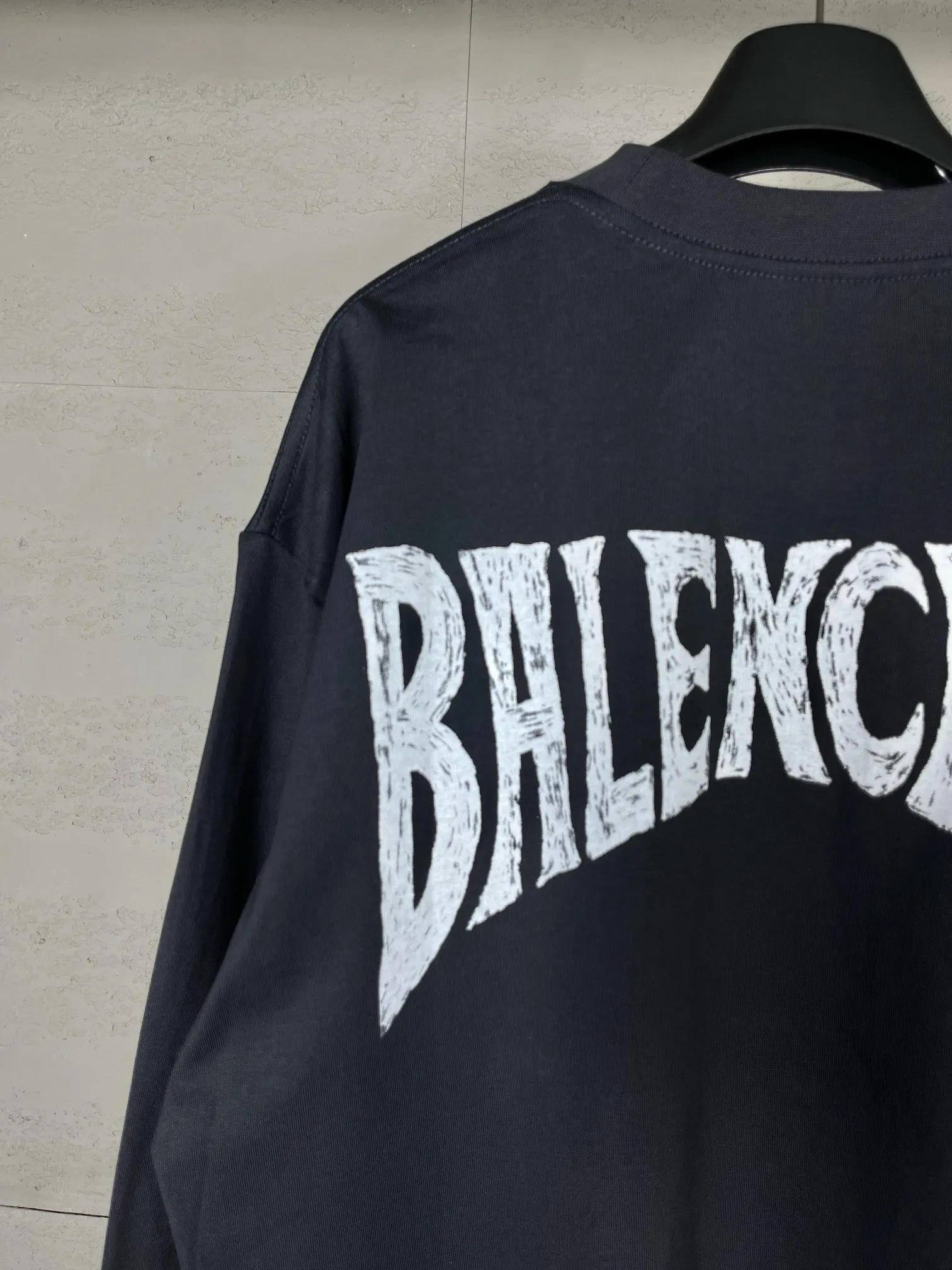 🅿️210 Real photos [Top version. Official website quality] BALENCI*GA/Paris. Long-sleeved T-shirt with Hawaiian sunset coconut palm tower LOGO pattern, brick cabinet synchronization. The fabric is made of Paris ZP custom-woven and dyed cotton sweatshirt. The weight is 260 grams, the cloth surface is clean. The cloth pattern is clear, soft and comfortable. The threads are dyed with no color difference. The classic pattern printing uses imported machine direct printing. The effect is three-dimensional and restores the brick cabinet. Different market currencies, welcome to compare. The version adopts OS loose shoulder design. Same style for men and women. Code: BL235032 Color: black, white Size: XS S M L