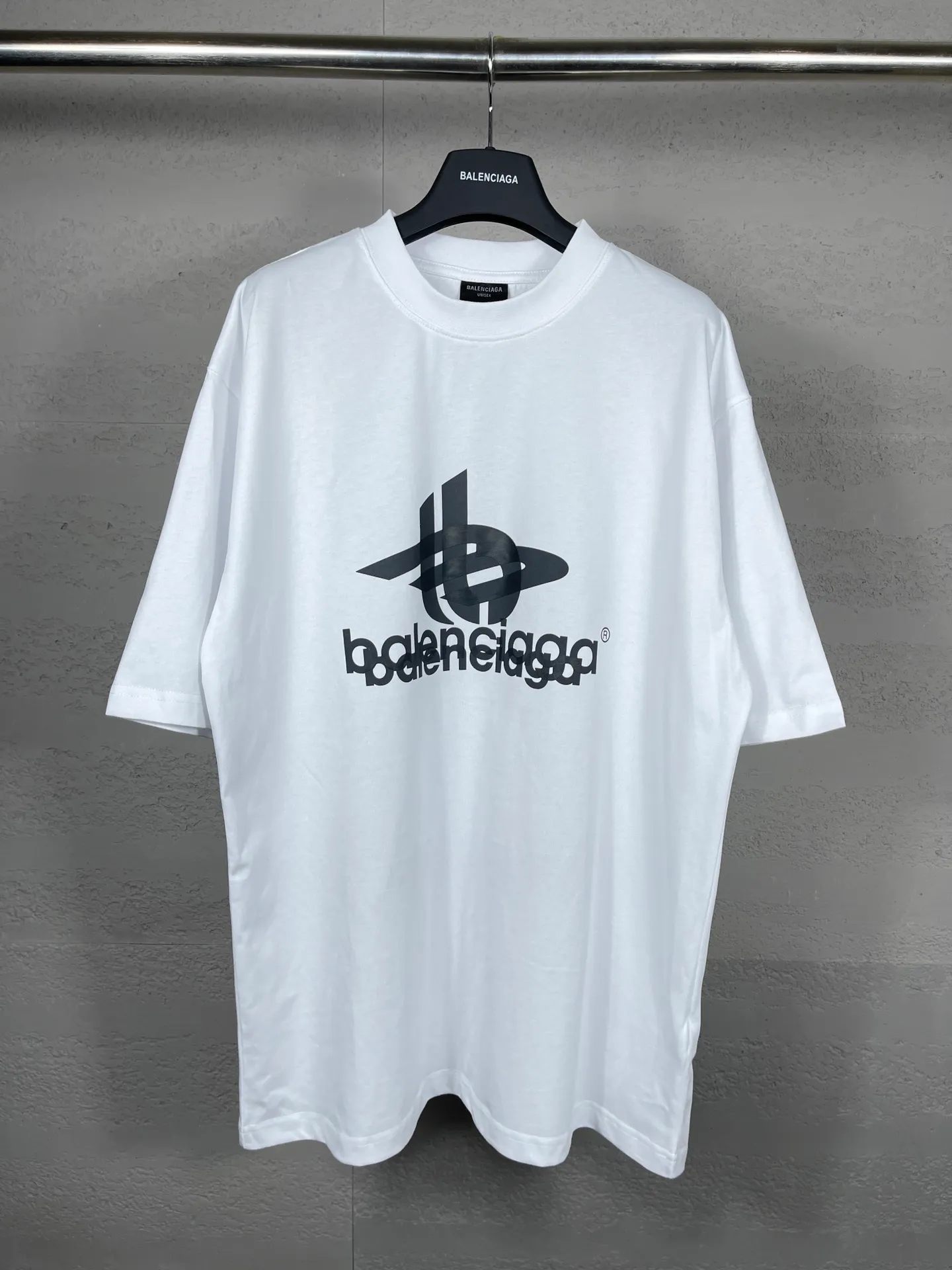 🅿️170 photos [Top version. Official website quality] BALENCI*GA/Paris. 2024 new style. Phantom double LOGO classic pattern printed short-sleeved T-shirt. Brick cabinet synchronization. Genuine product developed in the first time, happy to print and compare! The fabric is made of Paris ZP custom-woven and dyed cotton with double yarns and compact cotton. The weight is 260 grams. The cloth surface is clean. The cloth pattern is clear, soft and comfortable. The threads are dyed with no color difference. The classic printing is made of environmentally friendly imported materials, with LOGO phantom effect, clear letters and three-dimensional effect. Restore the brick cabinet. Ready-made clothes are washed and distressed, different market currency, welcome to compare, the version adopts OS loose shoulder version. Same style for men and women Coding: BL223213 Color: black, white, fluorescent yellow Size: XS to L
