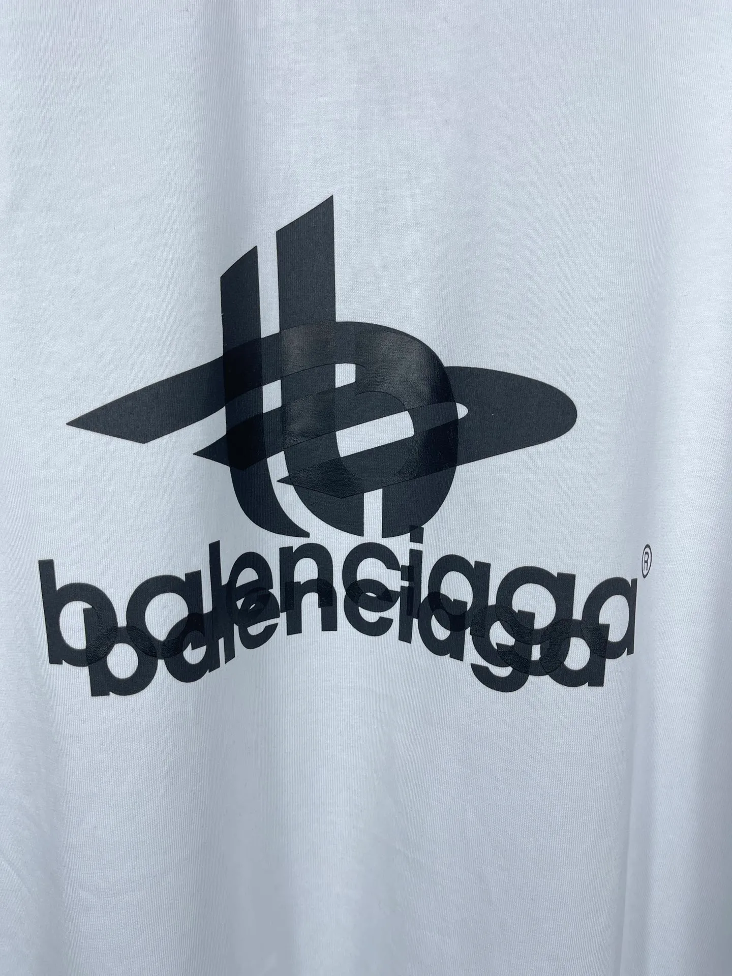 🅿️170 photos [Top version. Official website quality] BALENCI*GA/Paris. 2024 new style. Phantom double LOGO classic pattern printed short-sleeved T-shirt. Brick cabinet synchronization. Genuine product developed in the first time, happy to print and compare! The fabric is made of Paris ZP custom-woven and dyed cotton with double yarns and compact cotton. The weight is 260 grams. The cloth surface is clean. The cloth pattern is clear, soft and comfortable. The threads are dyed with no color difference. The classic printing is made of environmentally friendly imported materials, with LOGO phantom effect, clear letters and three-dimensional effect. Restore the brick cabinet. Ready-made clothes are washed and distressed, different market currency, welcome to compare, the version adopts OS loose shoulder version. Same style for men and women Coding: BL223213 Color: black, white, fluorescent yellow Size: XS to L