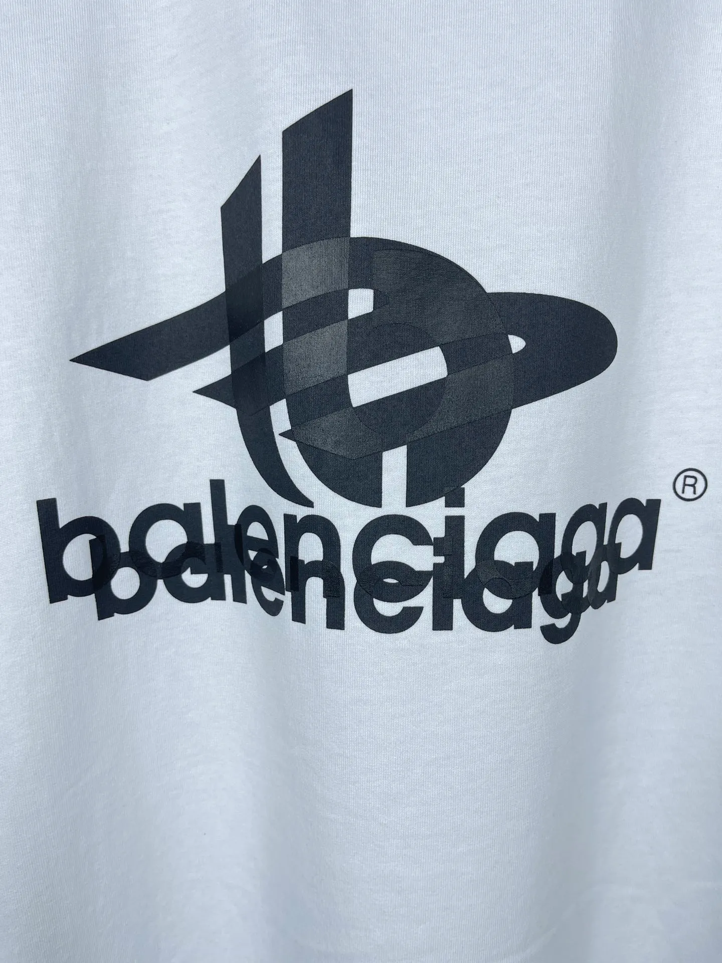 🅿️170 photos [Top version. Official website quality] BALENCI*GA/Paris. 2024 new style. Phantom double LOGO classic pattern printed short-sleeved T-shirt. Brick cabinet synchronization. Genuine product developed in the first time, happy to print and compare! The fabric is made of Paris ZP custom-woven and dyed cotton with double yarns and compact cotton. The weight is 260 grams. The cloth surface is clean. The cloth pattern is clear, soft and comfortable. The threads are dyed with no color difference. The classic printing is made of environmentally friendly imported materials, with LOGO phantom effect, clear letters and three-dimensional effect. Restore the brick cabinet. Ready-made clothes are washed and distressed, different market currency, welcome to compare, the version adopts OS loose shoulder version. Same style for men and women Coding: BL223213 Color: black, white, fluorescent yellow Size: XS to L