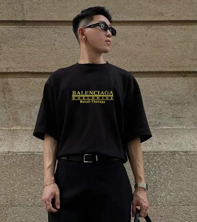 ♻️💯Upper body reference model picture❤️The top tested version BALENCIAGA WORLDWIDE pure cotton loose short-sleeved T-shirt for men and women couples RETAIL THERAPY The fabric is made of 24S 260g double yarn pure cotton fabric, which is loose, breathable and sweat-absorbent. Full of drape! The printing adopts the expensive Kornit digital printing process, and the letters are arranged neatly, evenly and in detail. Full set of customized wash, hangtag, main wheat. The barcode and encoding are consistent with the original product. Color: Apricot Black Size: XS-L P:240