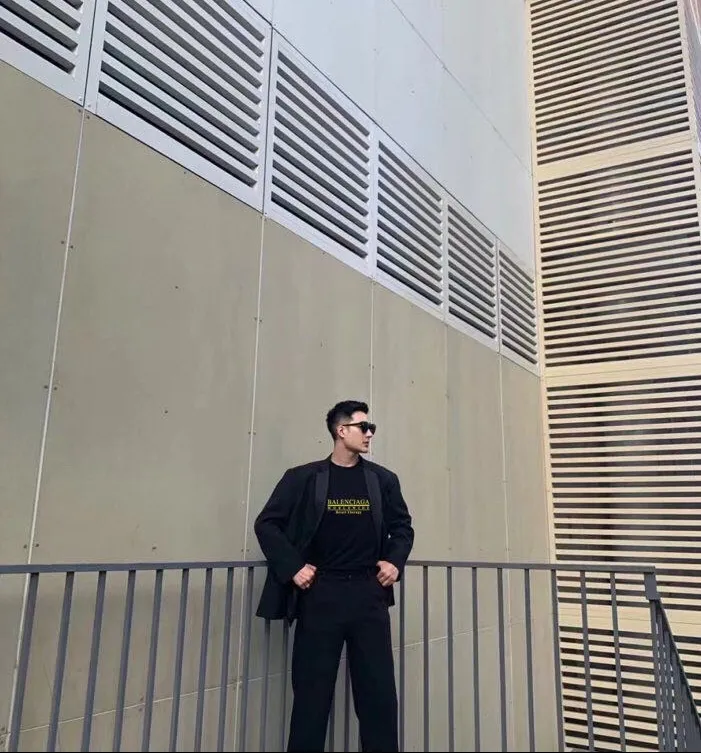 ♻️💯Upper body reference model picture❤️The top tested version BALENCIAGA WORLDWIDE pure cotton loose short-sleeved T-shirt for men and women couples RETAIL THERAPY The fabric is made of 24S 260g double yarn pure cotton fabric, which is loose, breathable and sweat-absorbent. Full of drape! The printing adopts the expensive Kornit digital printing process, and the letters are arranged neatly, evenly and in detail. Full set of customized wash, hangtag, main wheat. The barcode and encoding are consistent with the original product. Color: Apricot Black Size: XS-L P:240