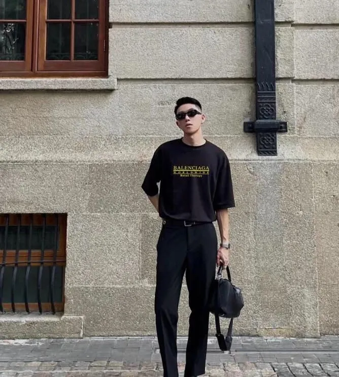 ♻️💯Upper body reference model picture❤️The top tested version BALENCIAGA WORLDWIDE pure cotton loose short-sleeved T-shirt for men and women couples RETAIL THERAPY The fabric is made of 24S 260g double yarn pure cotton fabric, which is loose, breathable and sweat-absorbent. Full of drape! The printing adopts the expensive Kornit digital printing process, and the letters are arranged neatly, evenly and in detail. Full set of customized wash, hangtag, main wheat. The barcode and encoding are consistent with the original product. Color: Apricot Black Size: XS-L P:240