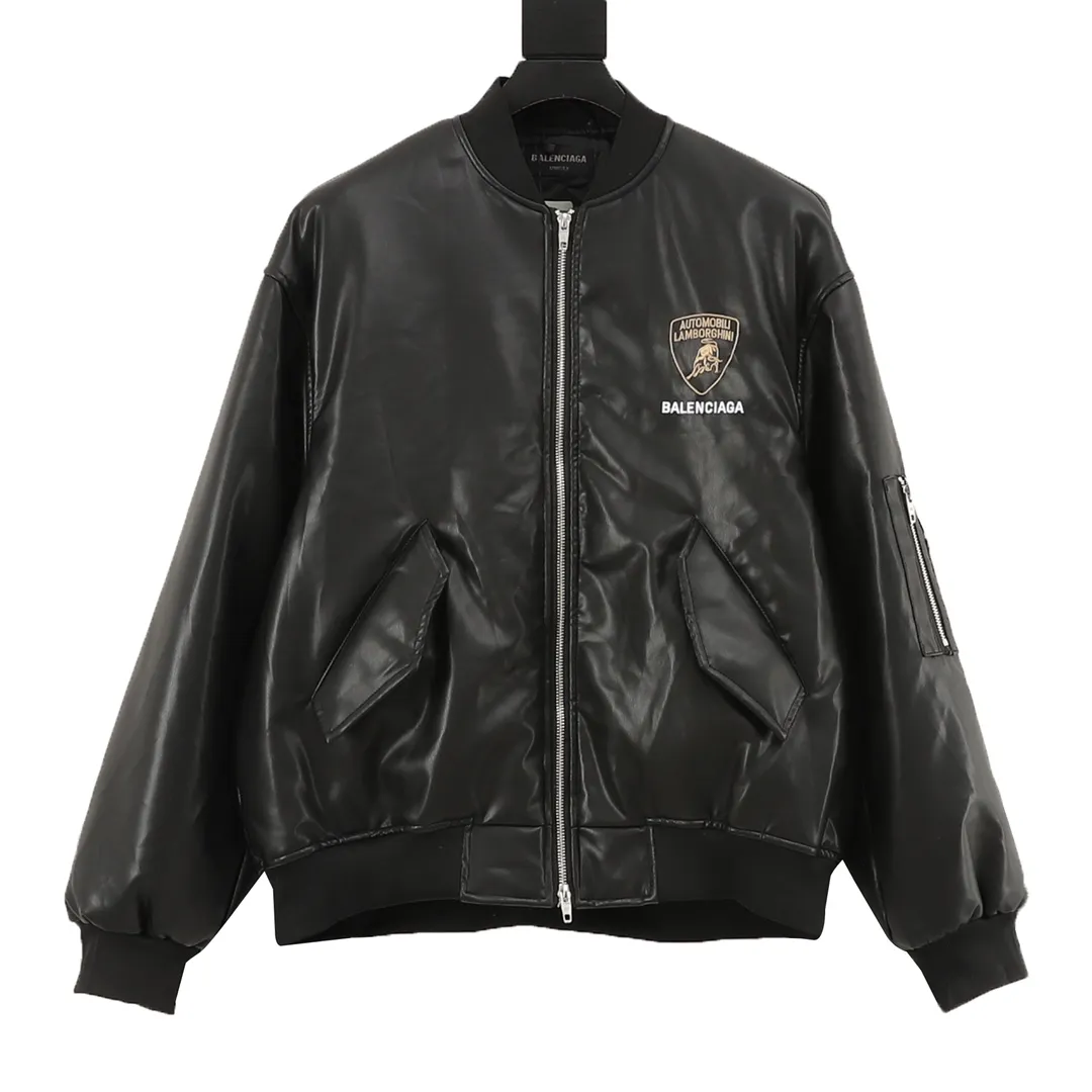 💰630 [Top version] Balenciaga / Balenciaga BLCG 25FW Lamborghini co-branded embroidered baseball flight windproof and waterproof leather jacket. The leather surface is made of fixed-dyed fixed-color artificial imitation lambskin PU. The lining is made of memory lining. Composite pearl quilting is added to the lining. Pilot's classic Alpha Air Force jacket design. 3D three-dimensional tailoring process. Custom-woven and custom-dyed high-weight and high-density threads. High-density embroidery using Tajima embroidery machine. Inner bag design on the inside of the clothes, molded custom brand logo snap button, pure copper slider, original main mark, washed tag brand packaging, color: black, size: 46/48/50/52, size chart: length, chest, shoulder width, sleeve length, 46: 65 128 57 61 48: 67 132 59 62 50: 69 136 61 63 52: 71 140 62 64 Note: There is a difference of 1~2CM due to manual measurement.