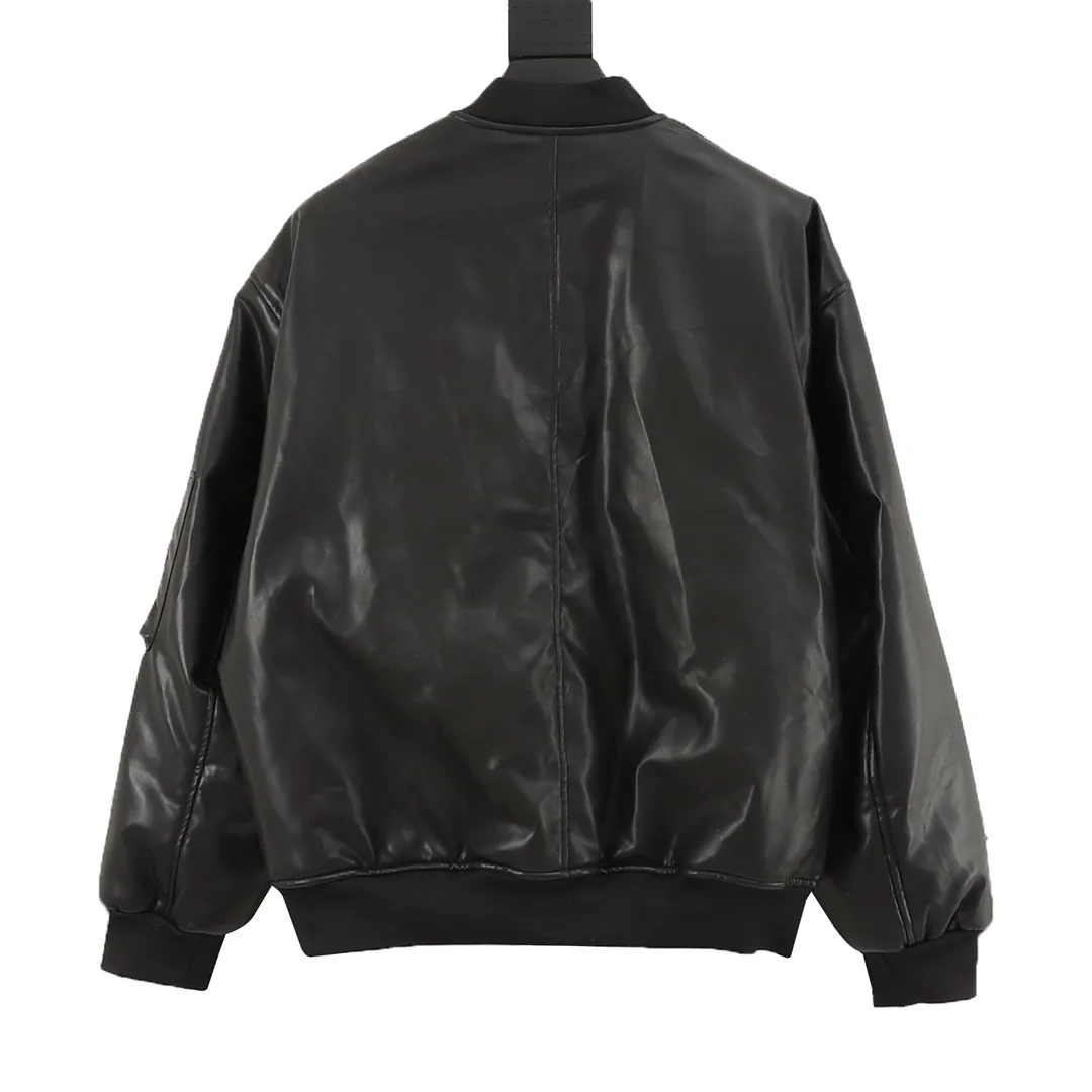 💰630 [Top version] Balenciaga / Balenciaga BLCG 25FW Lamborghini co-branded embroidered baseball flight windproof and waterproof leather jacket. The leather surface is made of fixed-dyed fixed-color artificial imitation lambskin PU. The lining is made of memory lining. Composite pearl quilting is added to the lining. Pilot's classic Alpha Air Force jacket design. 3D three-dimensional tailoring process. Custom-woven and custom-dyed high-weight and high-density threads. High-density embroidery using Tajima embroidery machine. Inner bag design on the inside of the clothes, molded custom brand logo snap button, pure copper slider, original main mark, washed tag brand packaging, color: black, size: 46/48/50/52, size chart: length, chest, shoulder width, sleeve length, 46: 65 128 57 61 48: 67 132 59 62 50: 69 136 61 63 52: 71 140 62 64 Note: There is a difference of 1~2CM due to manual measurement.
