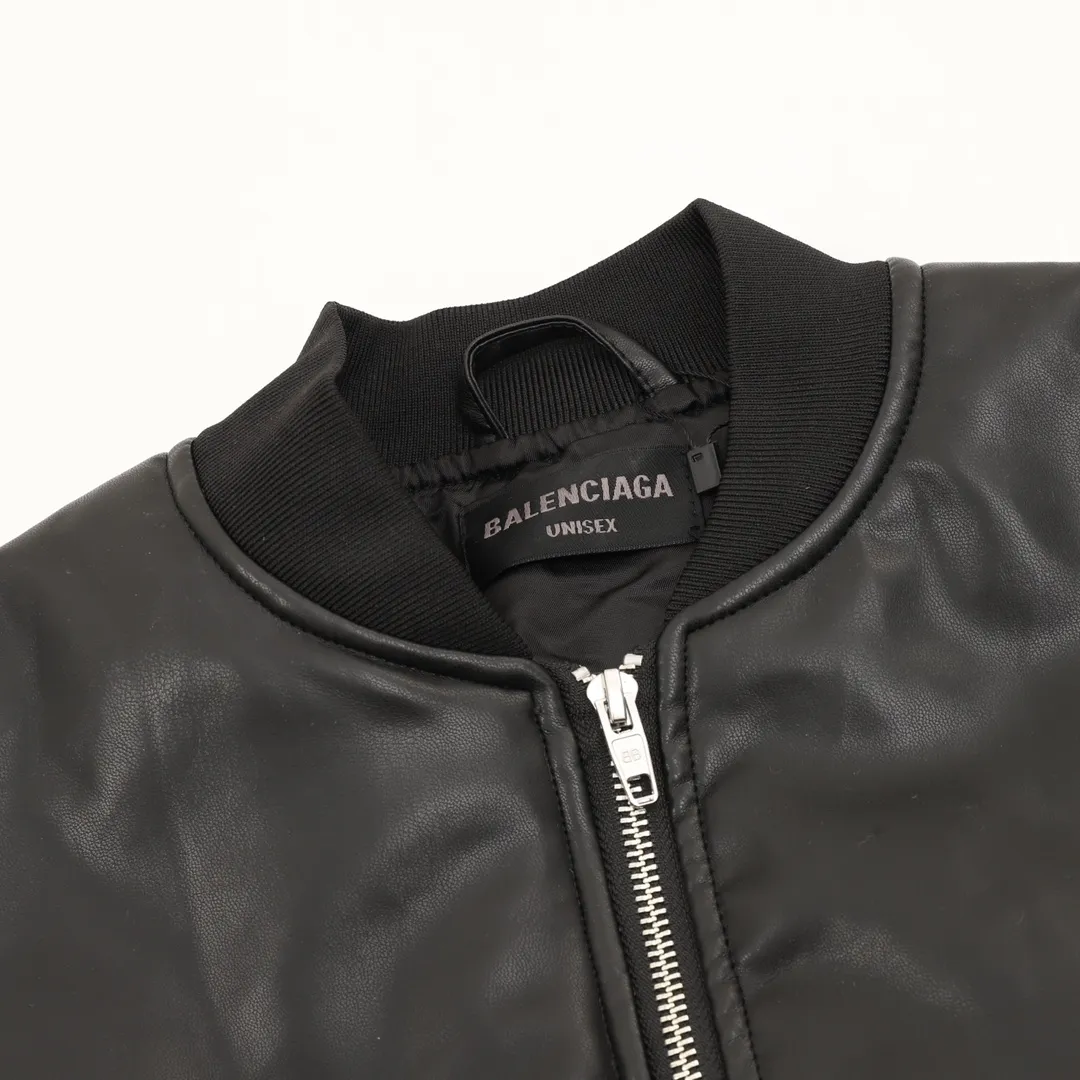 💰630 [Top version] Balenciaga / Balenciaga BLCG 25FW Lamborghini co-branded embroidered baseball flight windproof and waterproof leather jacket. The leather surface is made of fixed-dyed fixed-color artificial imitation lambskin PU. The lining is made of memory lining. Composite pearl quilting is added to the lining. Pilot's classic Alpha Air Force jacket design. 3D three-dimensional tailoring process. Custom-woven and custom-dyed high-weight and high-density threads. High-density embroidery using Tajima embroidery machine. Inner bag design on the inside of the clothes, molded custom brand logo snap button, pure copper slider, original main mark, washed tag brand packaging, color: black, size: 46/48/50/52, size chart: length, chest, shoulder width, sleeve length, 46: 65 128 57 61 48: 67 132 59 62 50: 69 136 61 63 52: 71 140 62 64 Note: There is a difference of 1~2CM due to manual measurement.