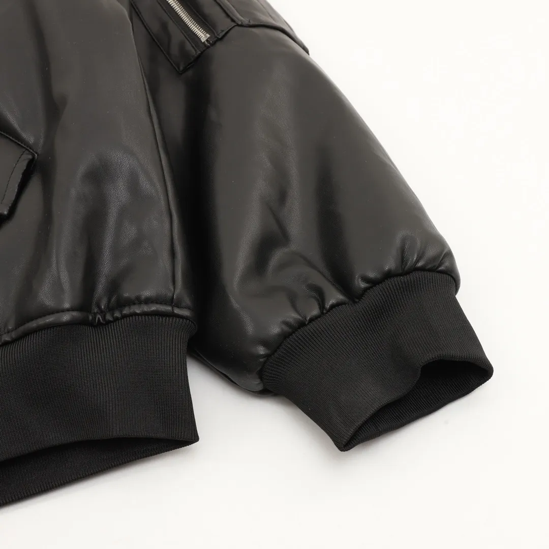 💰630 [Top version] Balenciaga / Balenciaga BLCG 25FW Lamborghini co-branded embroidered baseball flight windproof and waterproof leather jacket. The leather surface is made of fixed-dyed fixed-color artificial imitation lambskin PU. The lining is made of memory lining. Composite pearl quilting is added to the lining. Pilot's classic Alpha Air Force jacket design. 3D three-dimensional tailoring process. Custom-woven and custom-dyed high-weight and high-density threads. High-density embroidery using Tajima embroidery machine. Inner bag design on the inside of the clothes, molded custom brand logo snap button, pure copper slider, original main mark, washed tag brand packaging, color: black, size: 46/48/50/52, size chart: length, chest, shoulder width, sleeve length, 46: 65 128 57 61 48: 67 132 59 62 50: 69 136 61 63 52: 71 140 62 64 Note: There is a difference of 1~2CM due to manual measurement.