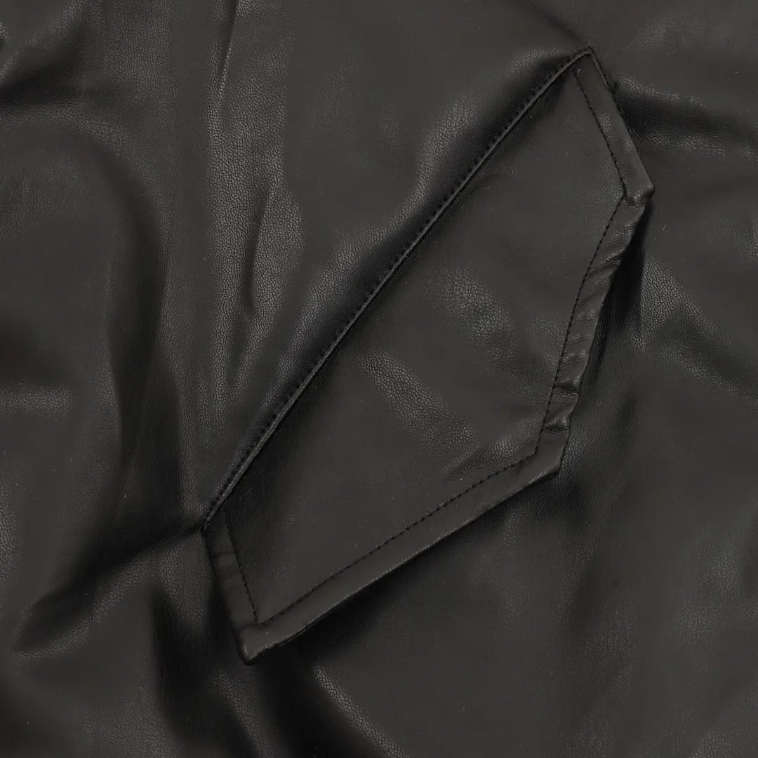 💰630 [Top version] Balenciaga / Balenciaga BLCG 25FW Lamborghini co-branded embroidered baseball flight windproof and waterproof leather jacket. The leather surface is made of fixed-dyed fixed-color artificial imitation lambskin PU. The lining is made of memory lining. Composite pearl quilting is added to the lining. Pilot's classic Alpha Air Force jacket design. 3D three-dimensional tailoring process. Custom-woven and custom-dyed high-weight and high-density threads. High-density embroidery using Tajima embroidery machine. Inner bag design on the inside of the clothes, molded custom brand logo snap button, pure copper slider, original main mark, washed tag brand packaging, color: black, size: 46/48/50/52, size chart: length, chest, shoulder width, sleeve length, 46: 65 128 57 61 48: 67 132 59 62 50: 69 136 61 63 52: 71 140 62 64 Note: There is a difference of 1~2CM due to manual measurement.