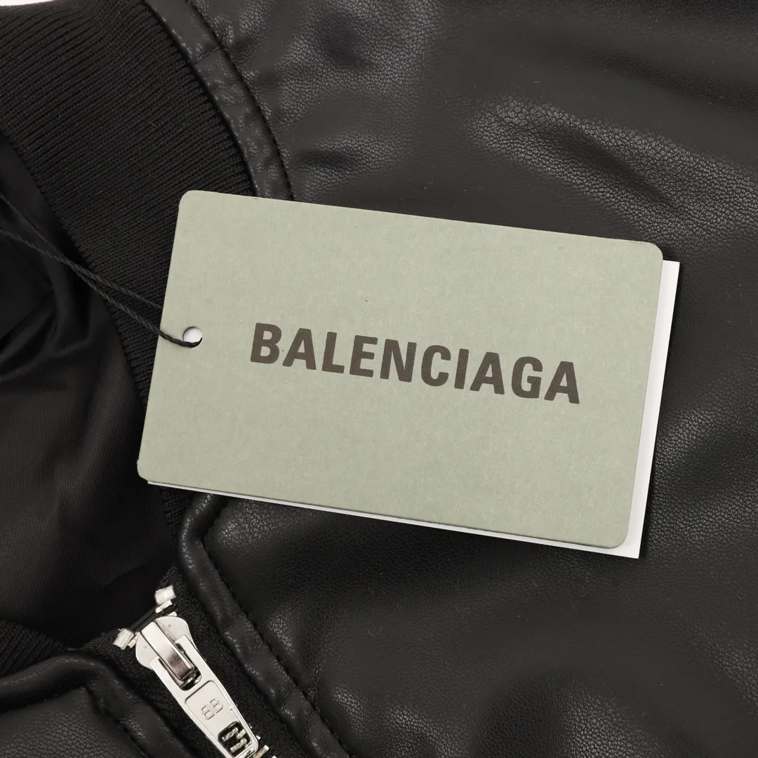 💰630 [Top version] Balenciaga / Balenciaga BLCG 25FW Lamborghini co-branded embroidered baseball flight windproof and waterproof leather jacket. The leather surface is made of fixed-dyed fixed-color artificial imitation lambskin PU. The lining is made of memory lining. Composite pearl quilting is added to the lining. Pilot's classic Alpha Air Force jacket design. 3D three-dimensional tailoring process. Custom-woven and custom-dyed high-weight and high-density threads. High-density embroidery using Tajima embroidery machine. Inner bag design on the inside of the clothes, molded custom brand logo snap button, pure copper slider, original main mark, washed tag brand packaging, color: black, size: 46/48/50/52, size chart: length, chest, shoulder width, sleeve length, 46: 65 128 57 61 48: 67 132 59 62 50: 69 136 61 63 52: 71 140 62 64 Note: There is a difference of 1~2CM due to manual measurement.