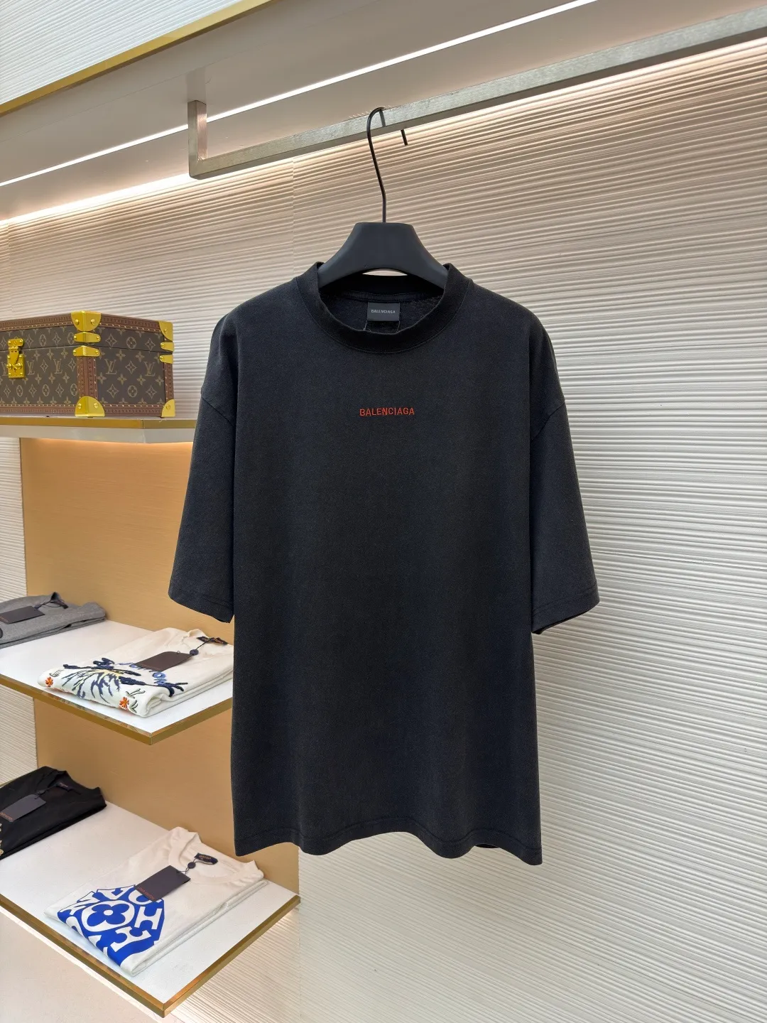 Balenciaga letter embroidery short sleeves ●Original version: Purchased and developed for 5600 ●Item number: 1682443-X95 ●Fabric: densely woven jersey fabric ●Technology: embroidery production ●Color: black ●Version: fitted version ●Weight: about 315g ●Size: Shown in a subtle and restrained manner, the minimalist and exquisite Balenciaga Back embroidery art on the chest is embellished, which is a concrete expression of the brand's soul. The back panel is deconstructed with Balenciaga Back embroidery into a flowing visual storm. Tenderness can be sharp, sweet and rebellious. Artists walking at the forefront of fashion outline their own fashion pictures. Adopt imported machine embroidery technology, use advanced computer control systems and precision mechanical components to achieve Balenciaga back embroidery operations with high precision. The lines are smooth and delicate, and the fabrics have been washed. It has a better hand feel and texture, is not easy to deform, is not easy to shrink, is not easy to fade, and maintains long-term beauty. The overall wiring is straight and delicate, the fabric is comfortable and soft, and the color is consistent without color difference. It can be matched with the same style to create a fashionable look and control various occasions. Customized accessories, complete with three standards, same style for men and women!
