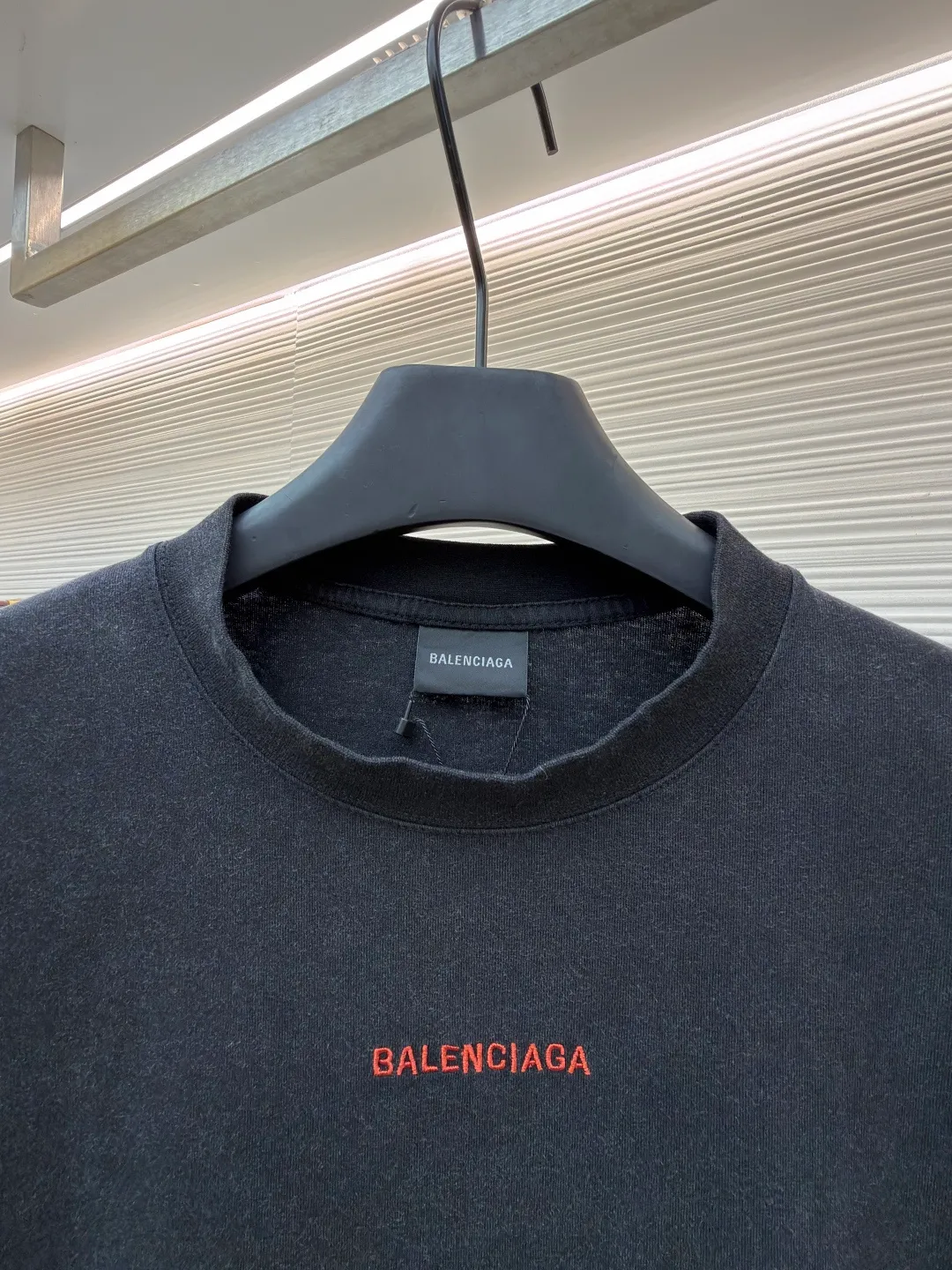 Balenciaga letter embroidery short sleeves ●Original version: Purchased and developed for 5600 ●Item number: 1682443-X95 ●Fabric: densely woven jersey fabric ●Technology: embroidery production ●Color: black ●Version: fitted version ●Weight: about 315g ●Size: Shown in a subtle and restrained manner, the minimalist and exquisite Balenciaga Back embroidery art on the chest is embellished, which is a concrete expression of the brand's soul. The back panel is deconstructed with Balenciaga Back embroidery into a flowing visual storm. Tenderness can be sharp, sweet and rebellious. Artists walking at the forefront of fashion outline their own fashion pictures. Adopt imported machine embroidery technology, use advanced computer control systems and precision mechanical components to achieve Balenciaga back embroidery operations with high precision. The lines are smooth and delicate, and the fabrics have been washed. It has a better hand feel and texture, is not easy to deform, is not easy to shrink, is not easy to fade, and maintains long-term beauty. The overall wiring is straight and delicate, the fabric is comfortable and soft, and the color is consistent without color difference. It can be matched with the same style to create a fashionable look and control various occasions. Customized accessories, complete with three standards, same style for men and women!
