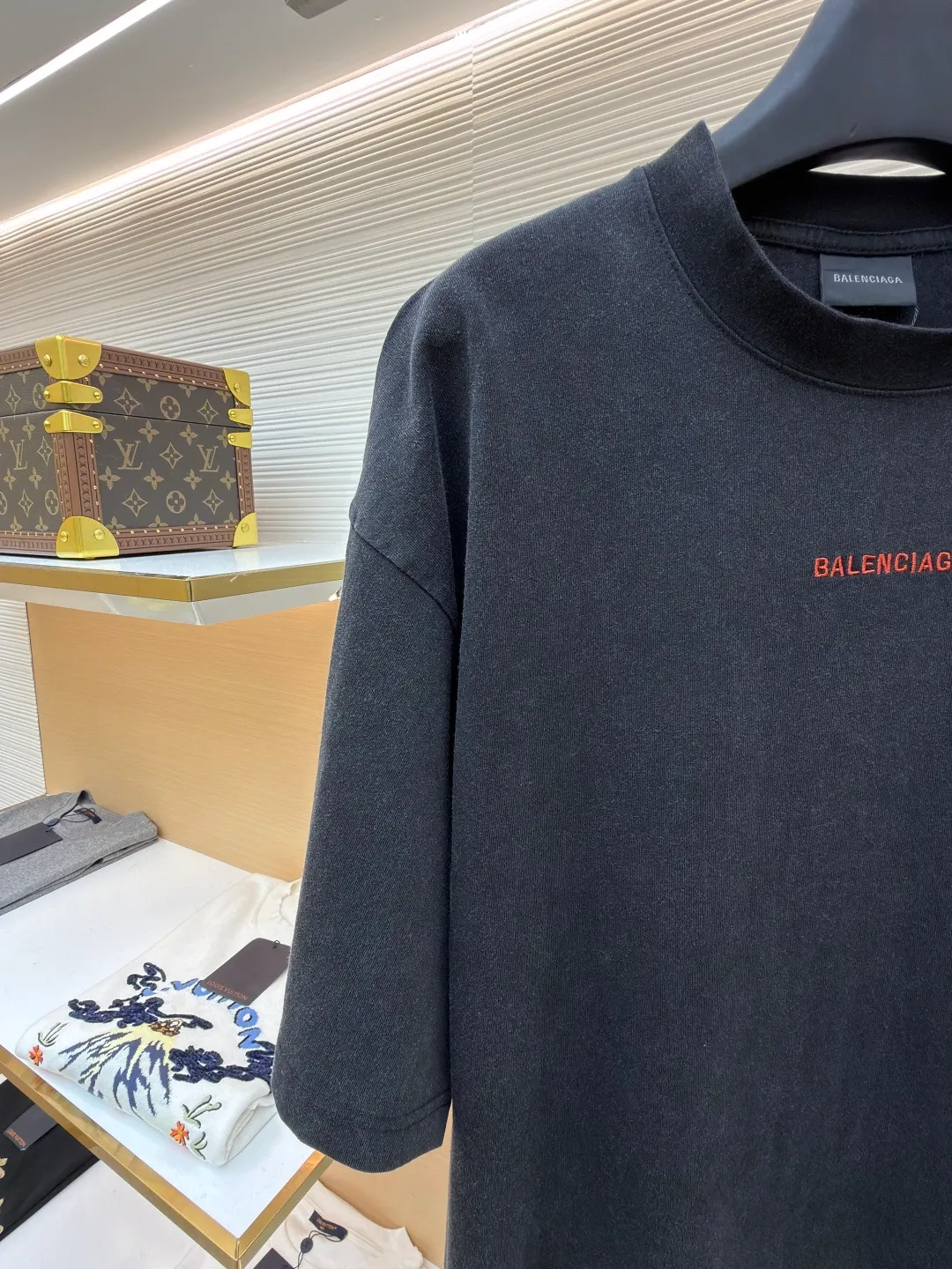 Balenciaga letter embroidery short sleeves ●Original version: Purchased and developed for 5600 ●Item number: 1682443-X95 ●Fabric: densely woven jersey fabric ●Technology: embroidery production ●Color: black ●Version: fitted version ●Weight: about 315g ●Size: Shown in a subtle and restrained manner, the minimalist and exquisite Balenciaga Back embroidery art on the chest is embellished, which is a concrete expression of the brand's soul. The back panel is deconstructed with Balenciaga Back embroidery into a flowing visual storm. Tenderness can be sharp, sweet and rebellious. Artists walking at the forefront of fashion outline their own fashion pictures. Adopt imported machine embroidery technology, use advanced computer control systems and precision mechanical components to achieve Balenciaga back embroidery operations with high precision. The lines are smooth and delicate, and the fabrics have been washed. It has a better hand feel and texture, is not easy to deform, is not easy to shrink, is not easy to fade, and maintains long-term beauty. The overall wiring is straight and delicate, the fabric is comfortable and soft, and the color is consistent without color difference. It can be matched with the same style to create a fashionable look and control various occasions. Customized accessories, complete with three standards, same style for men and women!