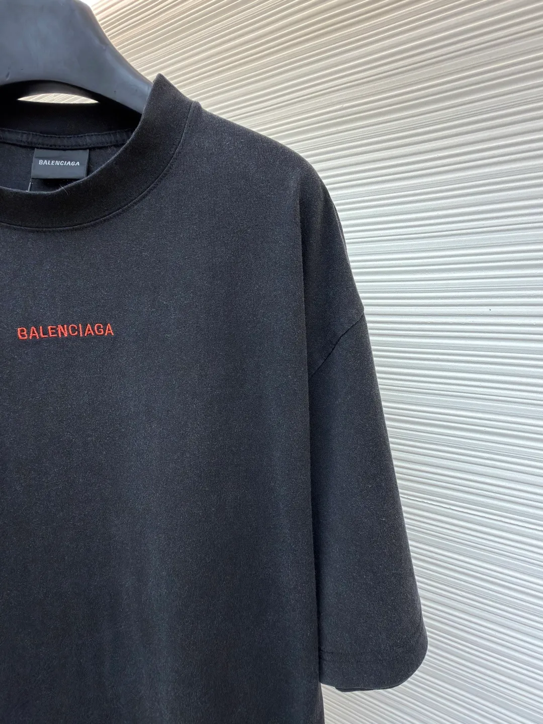 Balenciaga letter embroidery short sleeves ●Original version: Purchased and developed for 5600 ●Item number: 1682443-X95 ●Fabric: densely woven jersey fabric ●Technology: embroidery production ●Color: black ●Version: fitted version ●Weight: about 315g ●Size: Shown in a subtle and restrained manner, the minimalist and exquisite Balenciaga Back embroidery art on the chest is embellished, which is a concrete expression of the brand's soul. The back panel is deconstructed with Balenciaga Back embroidery into a flowing visual storm. Tenderness can be sharp, sweet and rebellious. Artists walking at the forefront of fashion outline their own fashion pictures. Adopt imported machine embroidery technology, use advanced computer control systems and precision mechanical components to achieve Balenciaga back embroidery operations with high precision. The lines are smooth and delicate, and the fabrics have been washed. It has a better hand feel and texture, is not easy to deform, is not easy to shrink, is not easy to fade, and maintains long-term beauty. The overall wiring is straight and delicate, the fabric is comfortable and soft, and the color is consistent without color difference. It can be matched with the same style to create a fashionable look and control various occasions. Customized accessories, complete with three standards, same style for men and women!