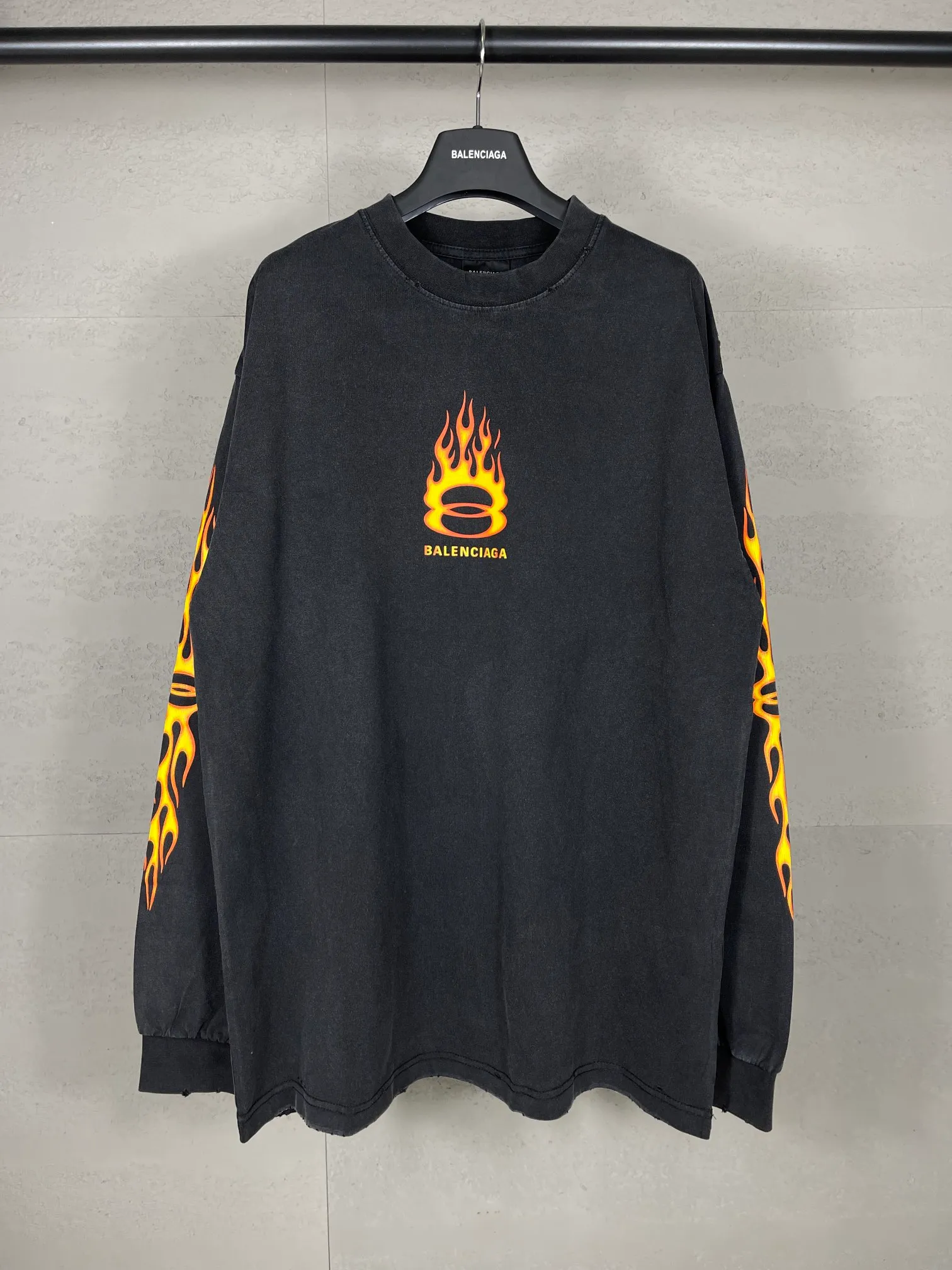 🅿️230 real photos [Top version. Official website quality] BALENCI*GA/Paris#.2024#Double Ring# Flame Direct Injection Printed Washed and Distressed Long Sleeve T-shirt 2024 New Style. Genuine product developed at the first time, widely used in the market. Happy printing comparison! The fabric is made of Paris ZP custom-woven and dyed cotton double yarn. Weighing 260 grams, the cloth surface is clean. The cloth pattern is clear, soft and comfortable. The threads are dyed with no color difference. The printing uses environmentally friendly imported materials for direct printing, with clear patterns and three-dimensional effects. The entire garment is washed, distressed and worn. The version adopts OS loose shoulder design. Same style for men and women. Code: BL225037 Color: washed black Size: XS S M L
