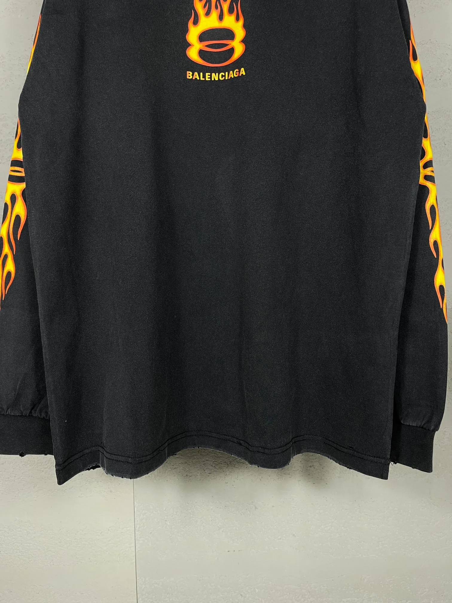 🅿️230 real photos [Top version. Official website quality] BALENCI*GA/Paris#.2024#Double Ring# Flame Direct Injection Printed Washed and Distressed Long Sleeve T-shirt 2024 New Style. Genuine product developed at the first time, widely used in the market. Happy printing comparison! The fabric is made of Paris ZP custom-woven and dyed cotton double yarn. Weighing 260 grams, the cloth surface is clean. The cloth pattern is clear, soft and comfortable. The threads are dyed with no color difference. The printing uses environmentally friendly imported materials for direct printing, with clear patterns and three-dimensional effects. The entire garment is washed, distressed and worn. The version adopts OS loose shoulder design. Same style for men and women. Code: BL225037 Color: washed black Size: XS S M L