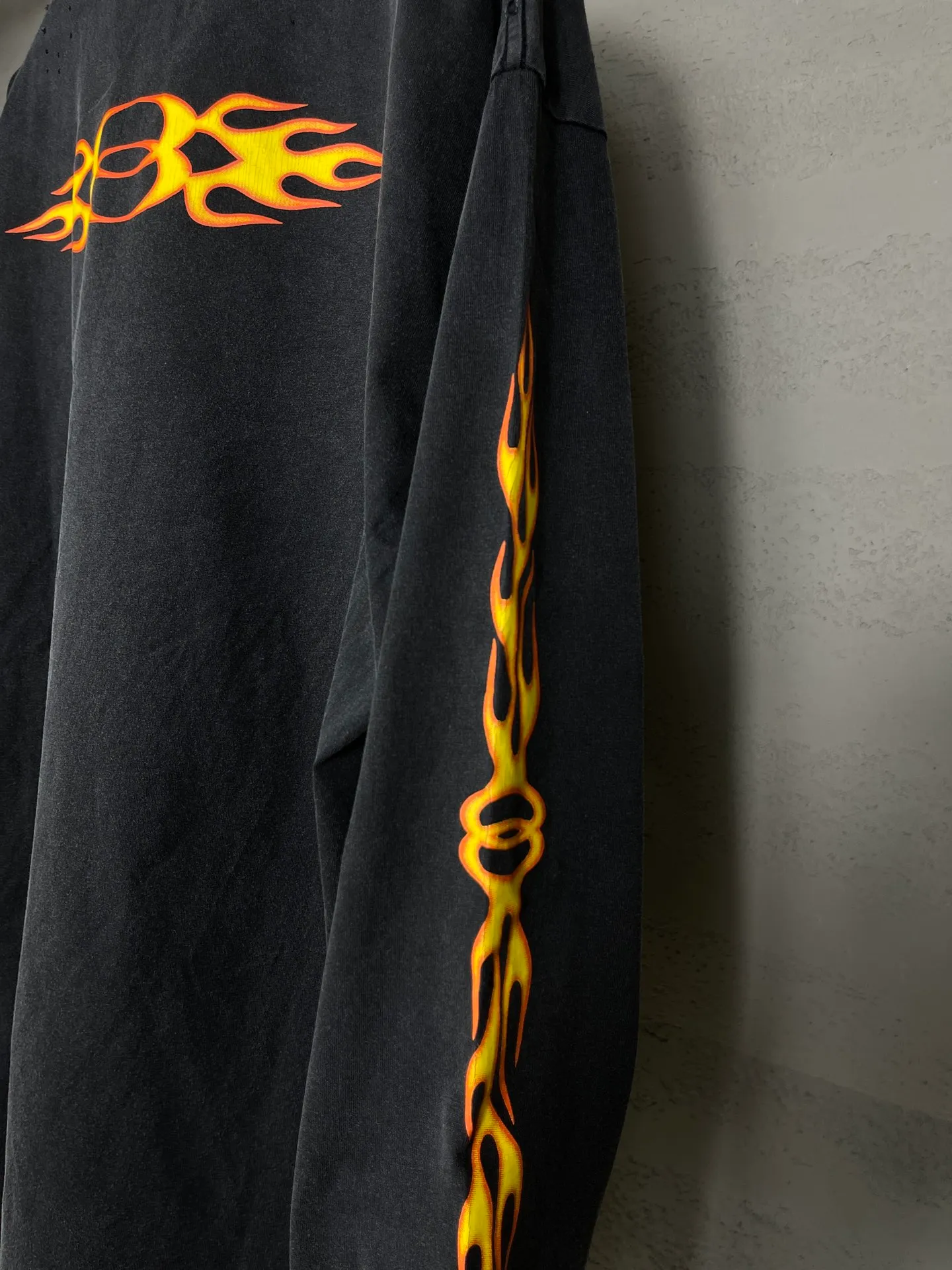 🅿️230 real photos [Top version. Official website quality] BALENCI*GA/Paris#.2024#Double Ring# Flame Direct Injection Printed Washed and Distressed Long Sleeve T-shirt 2024 New Style. Genuine product developed at the first time, widely used in the market. Happy printing comparison! The fabric is made of Paris ZP custom-woven and dyed cotton double yarn. Weighing 260 grams, the cloth surface is clean. The cloth pattern is clear, soft and comfortable. The threads are dyed with no color difference. The printing uses environmentally friendly imported materials for direct printing, with clear patterns and three-dimensional effects. The entire garment is washed, distressed and worn. The version adopts OS loose shoulder design. Same style for men and women. Code: BL225037 Color: washed black Size: XS S M L