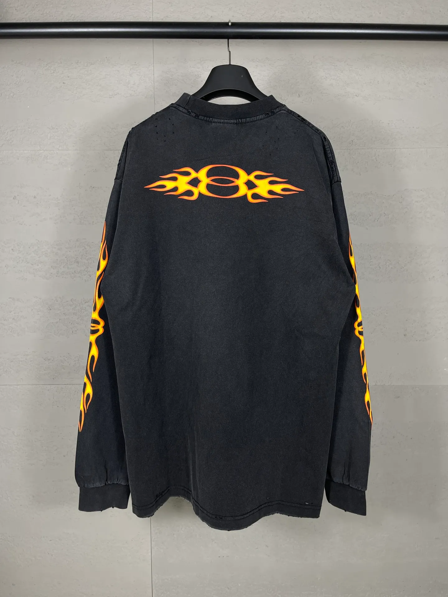 🅿️230 real photos [Top version. Official website quality] BALENCI*GA/Paris#.2024#Double Ring# Flame Direct Injection Printed Washed and Distressed Long Sleeve T-shirt 2024 New Style. Genuine product developed at the first time, widely used in the market. Happy printing comparison! The fabric is made of Paris ZP custom-woven and dyed cotton double yarn. Weighing 260 grams, the cloth surface is clean. The cloth pattern is clear, soft and comfortable. The threads are dyed with no color difference. The printing uses environmentally friendly imported materials for direct printing, with clear patterns and three-dimensional effects. The entire garment is washed, distressed and worn. The version adopts OS loose shoulder design. Same style for men and women. Code: BL225037 Color: washed black Size: XS S M L