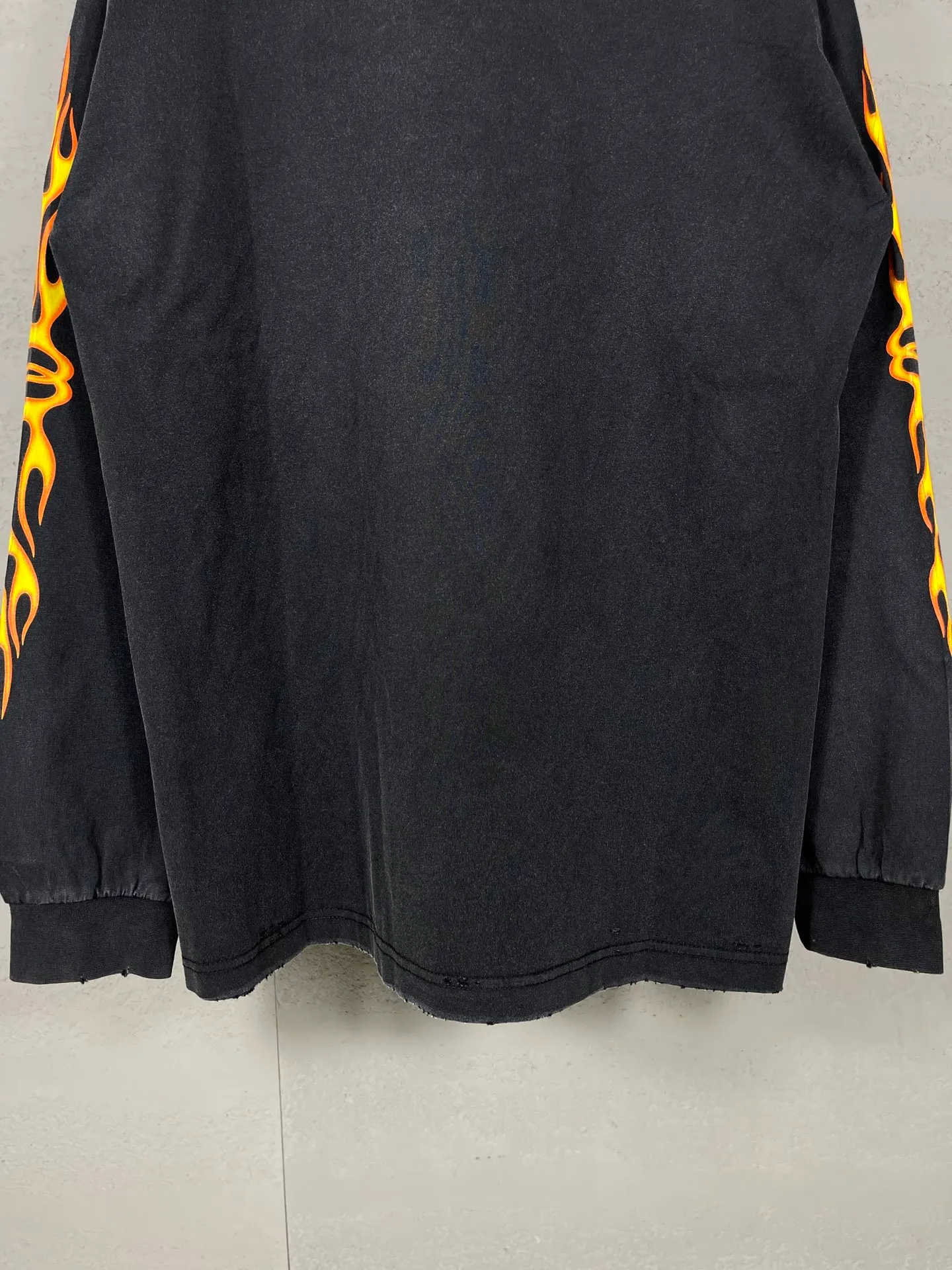 🅿️230 real photos [Top version. Official website quality] BALENCI*GA/Paris#.2024#Double Ring# Flame Direct Injection Printed Washed and Distressed Long Sleeve T-shirt 2024 New Style. Genuine product developed at the first time, widely used in the market. Happy printing comparison! The fabric is made of Paris ZP custom-woven and dyed cotton double yarn. Weighing 260 grams, the cloth surface is clean. The cloth pattern is clear, soft and comfortable. The threads are dyed with no color difference. The printing uses environmentally friendly imported materials for direct printing, with clear patterns and three-dimensional effects. The entire garment is washed, distressed and worn. The version adopts OS loose shoulder design. Same style for men and women. Code: BL225037 Color: washed black Size: XS S M L