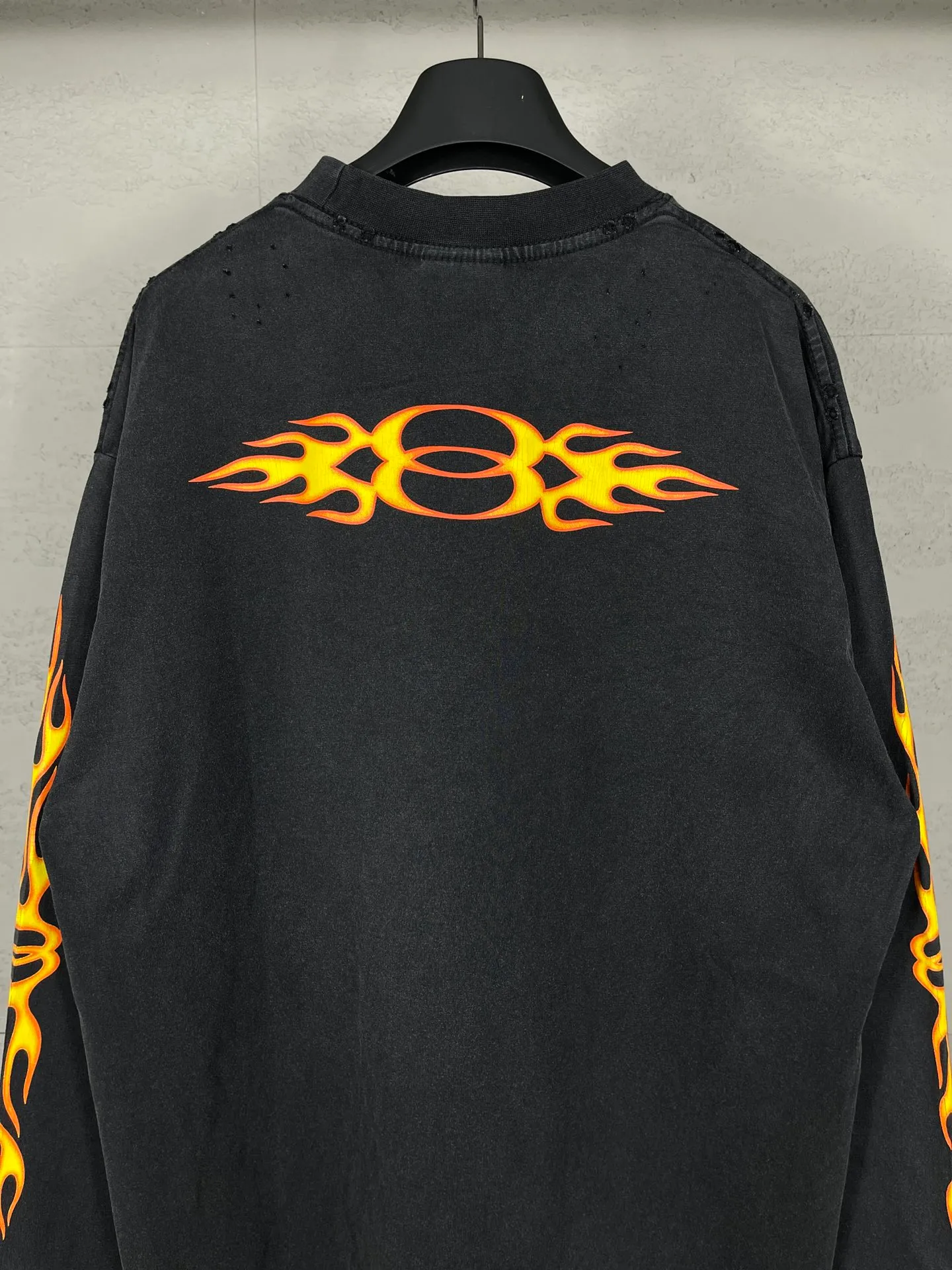 🅿️230 real photos [Top version. Official website quality] BALENCI*GA/Paris#.2024#Double Ring# Flame Direct Injection Printed Washed and Distressed Long Sleeve T-shirt 2024 New Style. Genuine product developed at the first time, widely used in the market. Happy printing comparison! The fabric is made of Paris ZP custom-woven and dyed cotton double yarn. Weighing 260 grams, the cloth surface is clean. The cloth pattern is clear, soft and comfortable. The threads are dyed with no color difference. The printing uses environmentally friendly imported materials for direct printing, with clear patterns and three-dimensional effects. The entire garment is washed, distressed and worn. The version adopts OS loose shoulder design. Same style for men and women. Code: BL225037 Color: washed black Size: XS S M L