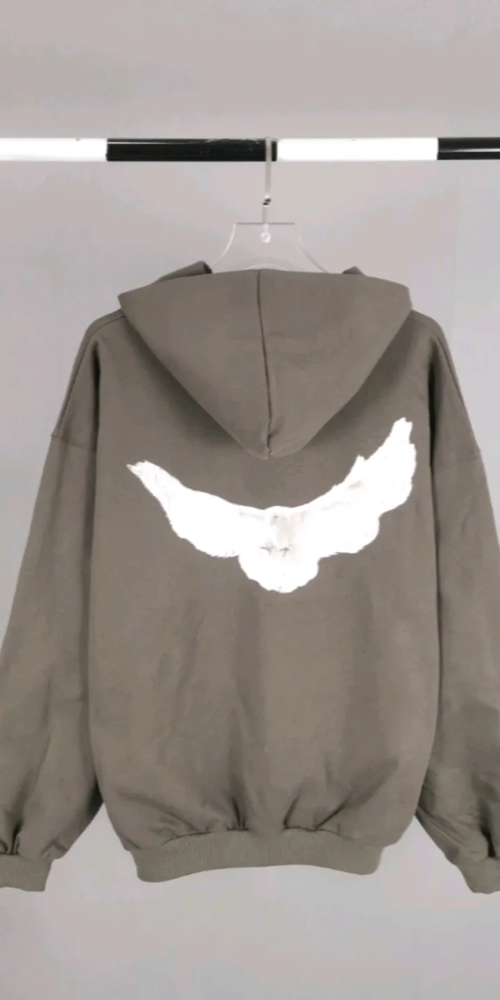 Real shot of the video - the top tested version YEEZY co-branded GAP co-branded BALENCIAGA three-party co-branded peace dove theme male and female couple star's same style pure cotton hoodie sweatshirt. Same style for Justin Bieber's concert. Many stars wear it, detonating the trend market. Oversiez street style. Fabric: This year's fabric can be said to be the ceiling in the industry. The quality is directly full. It uses 460g double-strand terry with high-end and high-end positioning. Whoever gets it knows that the four colors are all original custom dyeing. There is no color difference with the original. Details: The original hot stamping of the label, one-to-one restoration, the same size. The code mark is clear. The washing wheat is copied word for word. The front letter is a water transfer. It is light and clear. The pigeon at the back has put a lot of effort into restoring it. Countless versions have been made. The pigeon has numerous small cracks in different shades. PS: Do not wash by soaking, violent washing, or warm water. Color: washed black, charcoal gray, cement white, brown Size: S-XL P:410