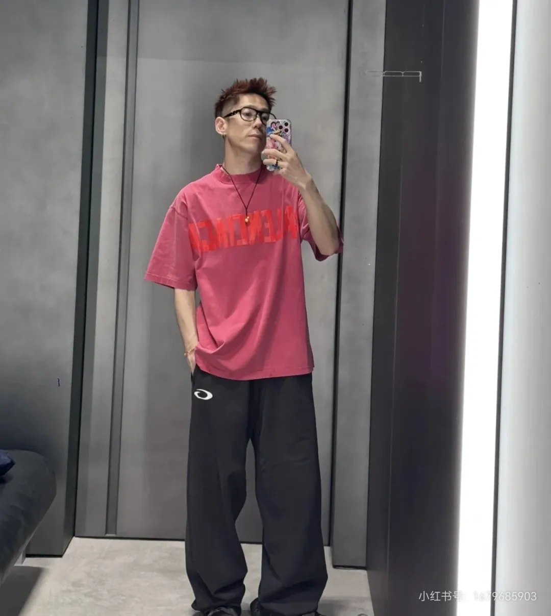 🎀Hot model pictures🎀Balenciaga tape new style rose red front and back letter masking tape short-sleeved T-shirt 280 grams full of texture, clean cloth, soft and comfortable. Solona thread dyeing without color difference. The fabric is made of 16s single yarn combed cotton plain weave. The original is custom-dyed in gray and black, and the front panel is printed using an elliptical machine screen + digital direct inkjet integrated machine. Imported environmentally friendly glue + transparent slurry is used as a base and the digital slurry is scraped twice. The color is printed using digital direct inkjet printing. According to the original refined artwork, the color is deepened at the connection position of the letters. The overall visual effect is like a hand-made decal on textured paper. The back panel is printed with fluorescent ink, and all hand-painted blurred strokes at the connecting positions of the letters make the letters more three-dimensional in the overall visual effect. The ready-made garments are hand-worn and cut out, and softeners are added to sand-wash, stir-fry, make the color old and soft. os dropped shoulders, loose version, same style for men and women. Color: Rose Red Size: XS-L P:280