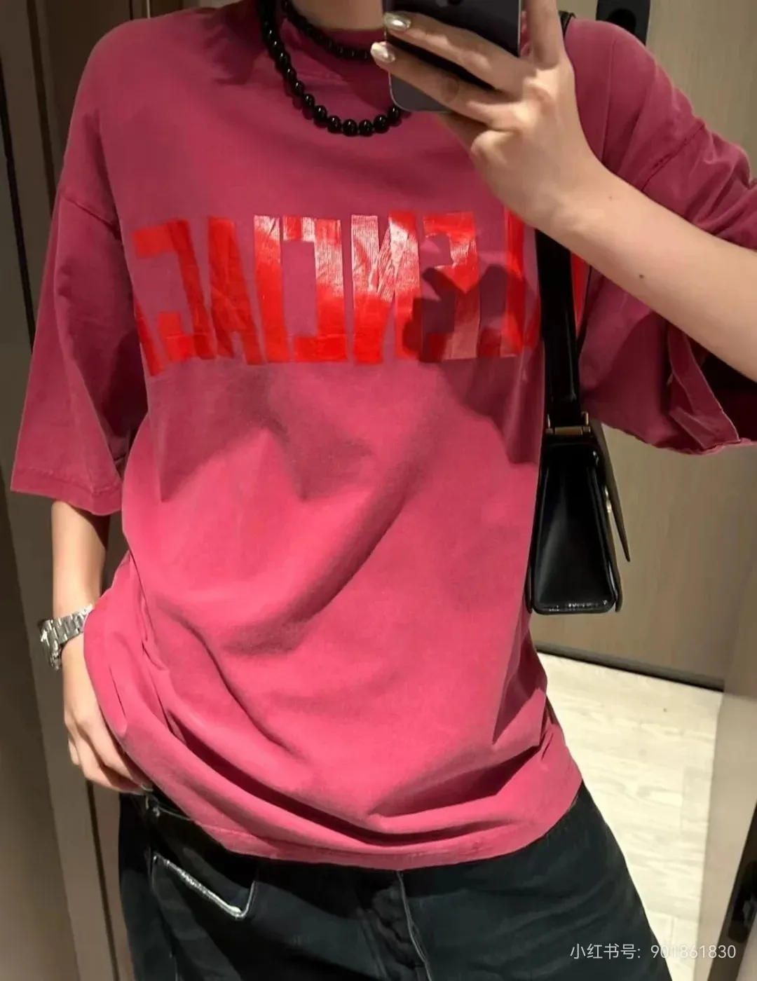 🎀Hot model pictures🎀Balenciaga tape new style rose red front and back letter masking tape short-sleeved T-shirt 280 grams full of texture, clean cloth, soft and comfortable. Solona thread dyeing without color difference. The fabric is made of 16s single yarn combed cotton plain weave. The original is custom-dyed in gray and black, and the front panel is printed using an elliptical machine screen + digital direct inkjet integrated machine. Imported environmentally friendly glue + transparent slurry is used as a base and the digital slurry is scraped twice. The color is printed using digital direct inkjet printing. According to the original refined artwork, the color is deepened at the connection position of the letters. The overall visual effect is like a hand-made decal on textured paper. The back panel is printed with fluorescent ink, and all hand-painted blurred strokes at the connecting positions of the letters make the letters more three-dimensional in the overall visual effect. The ready-made garments are hand-worn and cut out, and softeners are added to sand-wash, stir-fry, make the color old and soft. os dropped shoulders, loose version, same style for men and women. Color: Rose Red Size: XS-L P:280