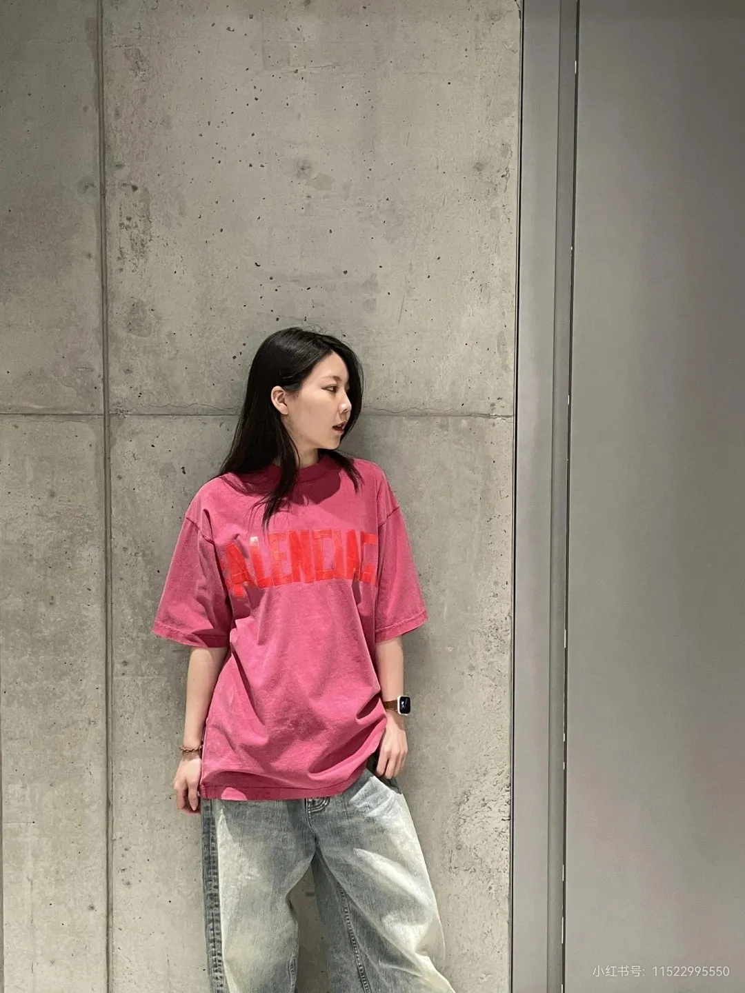 🎀Hot model pictures🎀Balenciaga tape new style rose red front and back letter masking tape short-sleeved T-shirt 280 grams full of texture, clean cloth, soft and comfortable. Solona thread dyeing without color difference. The fabric is made of 16s single yarn combed cotton plain weave. The original is custom-dyed in gray and black, and the front panel is printed using an elliptical machine screen + digital direct inkjet integrated machine. Imported environmentally friendly glue + transparent slurry is used as a base and the digital slurry is scraped twice. The color is printed using digital direct inkjet printing. According to the original refined artwork, the color is deepened at the connection position of the letters. The overall visual effect is like a hand-made decal on textured paper. The back panel is printed with fluorescent ink, and all hand-painted blurred strokes at the connecting positions of the letters make the letters more three-dimensional in the overall visual effect. The ready-made garments are hand-worn and cut out, and softeners are added to sand-wash, stir-fry, make the color old and soft. os dropped shoulders, loose version, same style for men and women. Color: Rose Red Size: XS-L P:280