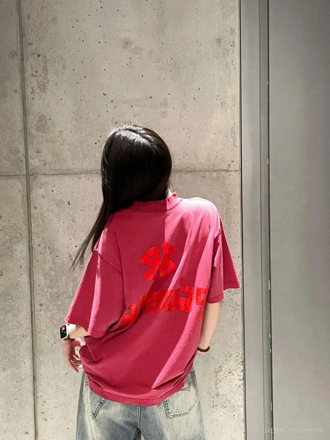 🎀Hot model pictures🎀Balenciaga tape new style rose red front and back letter masking tape short-sleeved T-shirt 280 grams full of texture, clean cloth, soft and comfortable. Solona thread dyeing without color difference. The fabric is made of 16s single yarn combed cotton plain weave. The original is custom-dyed in gray and black, and the front panel is printed using an elliptical machine screen + digital direct inkjet integrated machine. Imported environmentally friendly glue + transparent slurry is used as a base and the digital slurry is scraped twice. The color is printed using digital direct inkjet printing. According to the original refined artwork, the color is deepened at the connection position of the letters. The overall visual effect is like a hand-made decal on textured paper. The back panel is printed with fluorescent ink, and all hand-painted blurred strokes at the connecting positions of the letters make the letters more three-dimensional in the overall visual effect. The ready-made garments are hand-worn and cut out, and softeners are added to sand-wash, stir-fry, make the color old and soft. os dropped shoulders, loose version, same style for men and women. Color: Rose Red Size: XS-L P:280