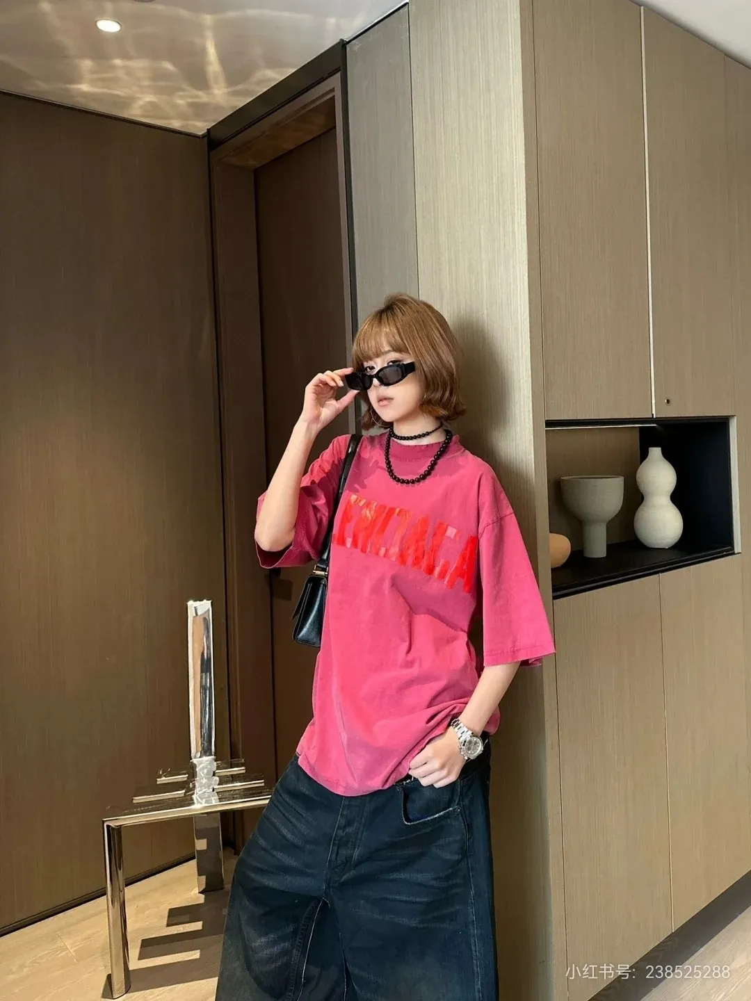 🎀Hot model pictures🎀Balenciaga tape new style rose red front and back letter masking tape short-sleeved T-shirt 280 grams full of texture, clean cloth, soft and comfortable. Solona thread dyeing without color difference. The fabric is made of 16s single yarn combed cotton plain weave. The original is custom-dyed in gray and black, and the front panel is printed using an elliptical machine screen + digital direct inkjet integrated machine. Imported environmentally friendly glue + transparent slurry is used as a base and the digital slurry is scraped twice. The color is printed using digital direct inkjet printing. According to the original refined artwork, the color is deepened at the connection position of the letters. The overall visual effect is like a hand-made decal on textured paper. The back panel is printed with fluorescent ink, and all hand-painted blurred strokes at the connecting positions of the letters make the letters more three-dimensional in the overall visual effect. The ready-made garments are hand-worn and cut out, and softeners are added to sand-wash, stir-fry, make the color old and soft. os dropped shoulders, loose version, same style for men and women. Color: Rose Red Size: XS-L P:280