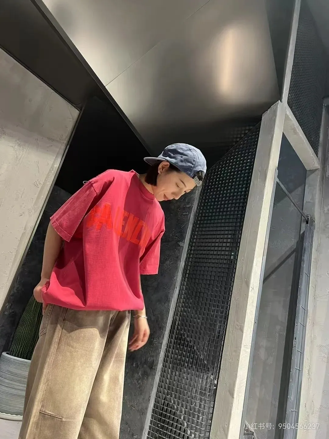 🎀Hot model pictures🎀Balenciaga tape new style rose red front and back letter masking tape short-sleeved T-shirt 280 grams full of texture, clean cloth, soft and comfortable. Solona thread dyeing without color difference. The fabric is made of 16s single yarn combed cotton plain weave. The original is custom-dyed in gray and black, and the front panel is printed using an elliptical machine screen + digital direct inkjet integrated machine. Imported environmentally friendly glue + transparent slurry is used as a base and the digital slurry is scraped twice. The color is printed using digital direct inkjet printing. According to the original refined artwork, the color is deepened at the connection position of the letters. The overall visual effect is like a hand-made decal on textured paper. The back panel is printed with fluorescent ink, and all hand-painted blurred strokes at the connecting positions of the letters make the letters more three-dimensional in the overall visual effect. The ready-made garments are hand-worn and cut out, and softeners are added to sand-wash, stir-fry, make the color old and soft. os dropped shoulders, loose version, same style for men and women. Color: Rose Red Size: XS-L P:280