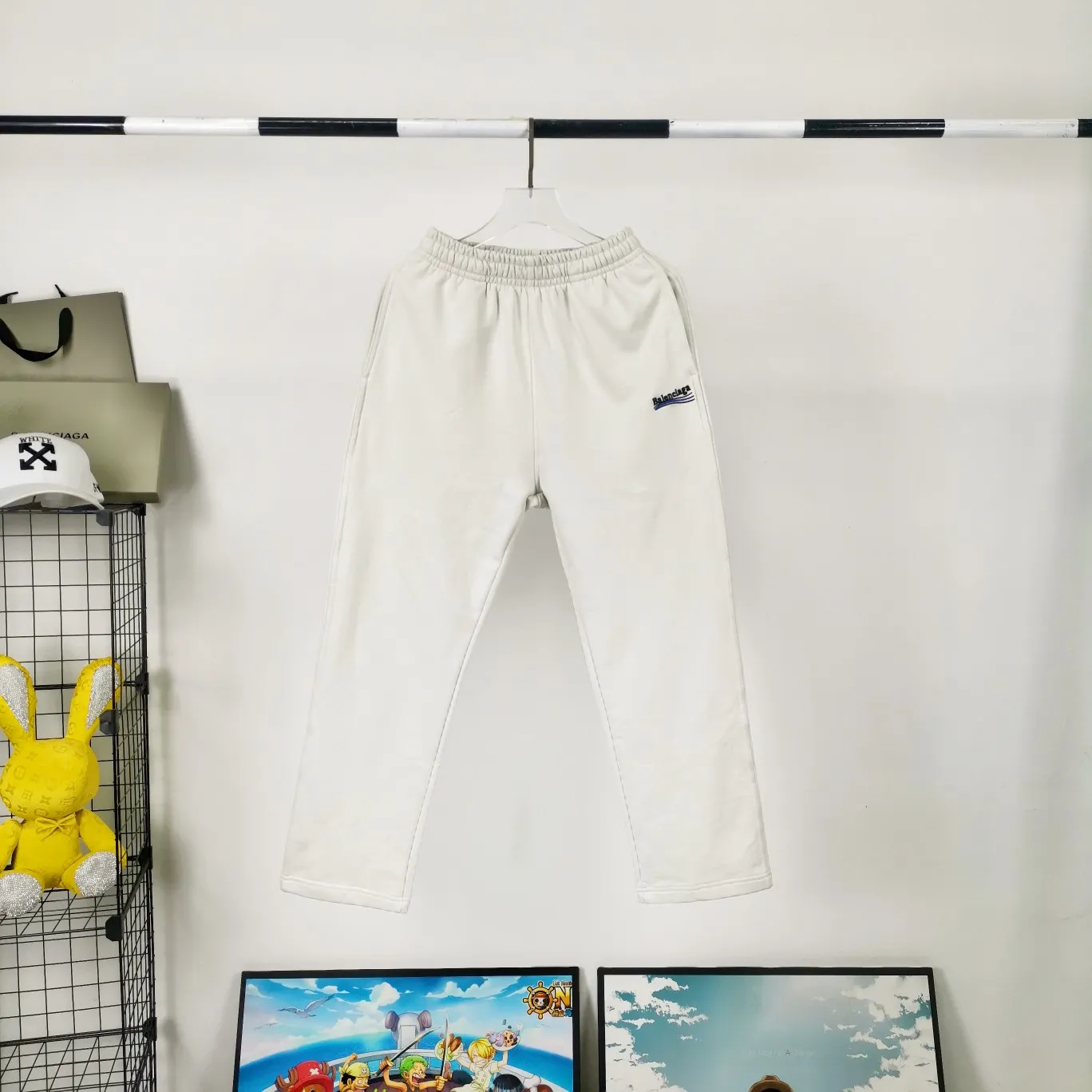 [New arrival] Top tried and tested version Balenciaga 21SS BLCG Balenciaga Wave Coke male and female couple celebrity same style pure cotton terry trousers sweatpants casual pants classic and versatile style is here! With these pants, they look perfect no matter what outfit you wear! Get it now! Customized special fabrics, ready-to-wear washable, soft and comfortable to the touch.  460 grams of dust-free sweatshirt fabric, washed and cut. Imported environmentally friendly water glue is added to the garment and washed twice to ensure consistent printing. Customized wash mark. This year's sincere shorts LOGO adopts Japanese Tajima embroidery technology, and the printing is full and meticulous. Color: black/grey/off-white/blue Size: XS-L P:370
