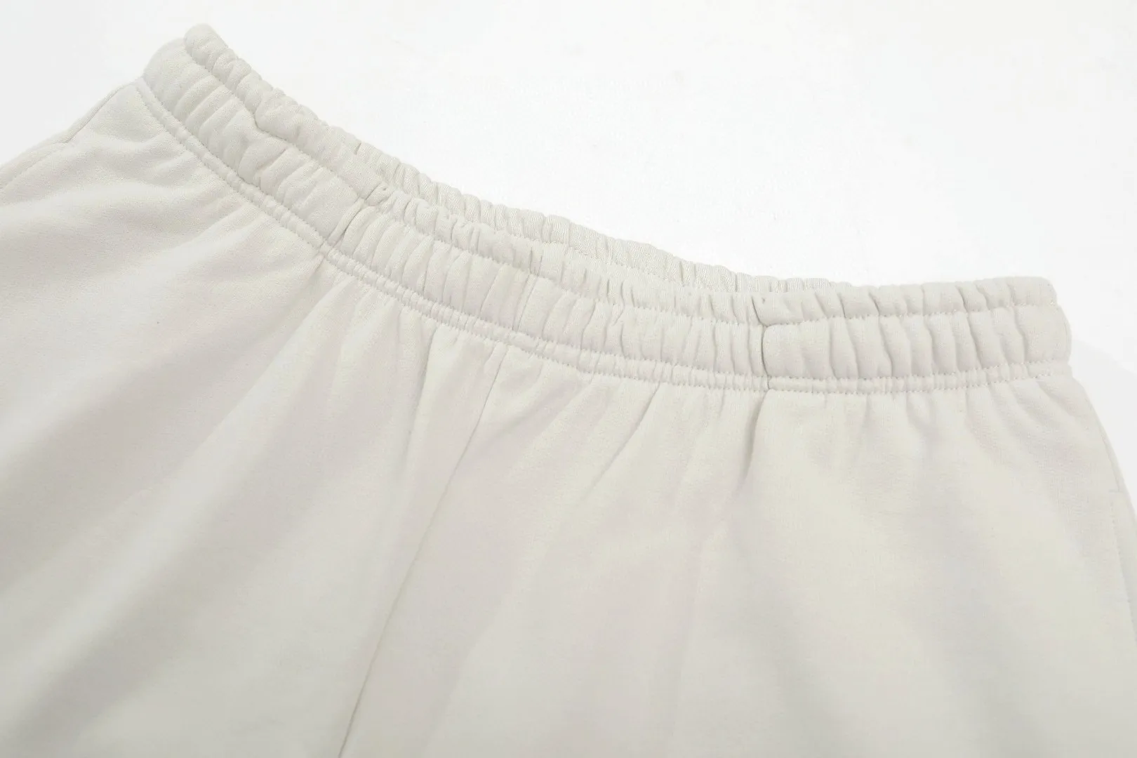[New arrival] Top tried and tested version Balenciaga 21SS BLCG Balenciaga Wave Coke male and female couple celebrity same style pure cotton terry trousers sweatpants casual pants classic and versatile style is here! With these pants, they look perfect no matter what outfit you wear! Get it now! Customized special fabrics, ready-to-wear washable, soft and comfortable to the touch.  460 grams of dust-free sweatshirt fabric, washed and cut. Imported environmentally friendly water glue is added to the garment and washed twice to ensure consistent printing. Customized wash mark. This year's sincere shorts LOGO adopts Japanese Tajima embroidery technology, and the printing is full and meticulous. Color: black/grey/off-white/blue Size: XS-L P:370