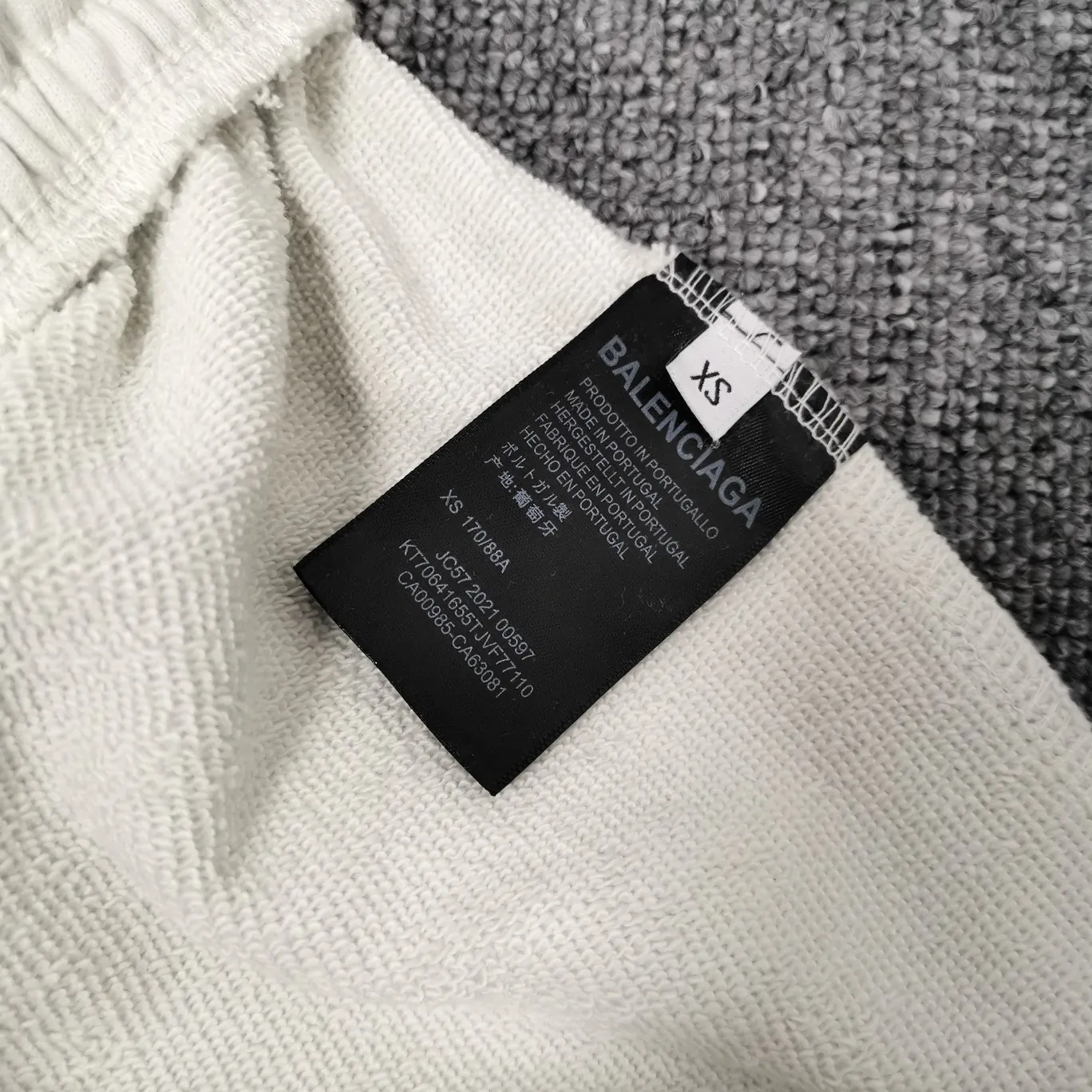 [New arrival] Top tried and tested version Balenciaga 21SS BLCG Balenciaga Wave Coke male and female couple celebrity same style pure cotton terry trousers sweatpants casual pants classic and versatile style is here! With these pants, they look perfect no matter what outfit you wear! Get it now! Customized special fabrics, ready-to-wear washable, soft and comfortable to the touch.  460 grams of dust-free sweatshirt fabric, washed and cut. Imported environmentally friendly water glue is added to the garment and washed twice to ensure consistent printing. Customized wash mark. This year's sincere shorts LOGO adopts Japanese Tajima embroidery technology, and the printing is full and meticulous. Color: black/grey/off-white/blue Size: XS-L P:370