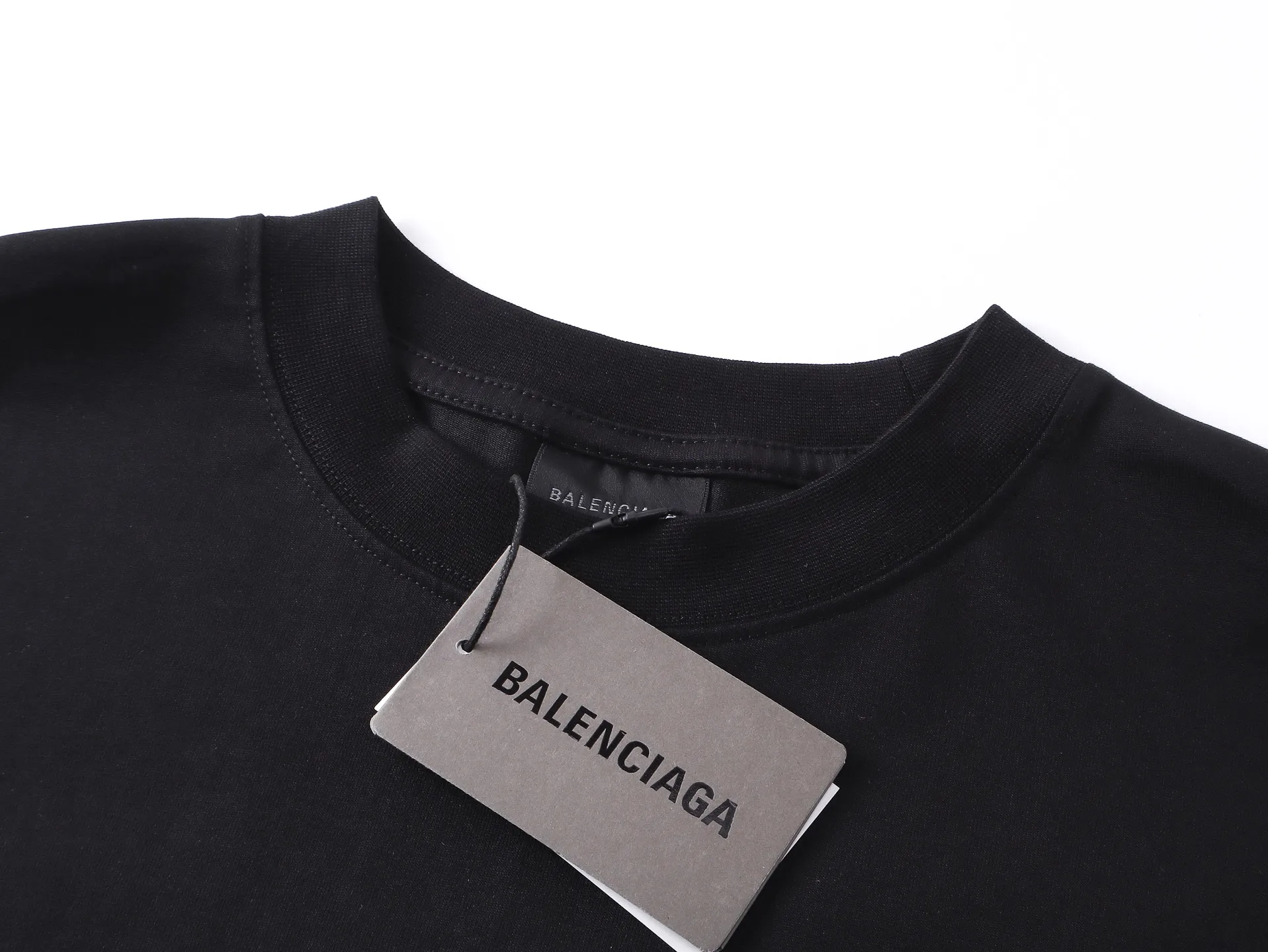 🅿️270 BALENCI*GA Paris tape-laminated long-sleeved T-shirt. The front and back panels are embroidered with imported Tajima machines. The effect is three-dimensional. The tape is embossed with imported transparent glue. Restore the brick cabinet. Exclusively pattern-woven and dyed 280g fabric. Threads are dyed in the same cylinder with zero color difference. The version adopts OS loose shoulder-drop version. Welcome to compare. Same style for men and women -Color: black -SIZE: Xs S M L Style number 8643#
