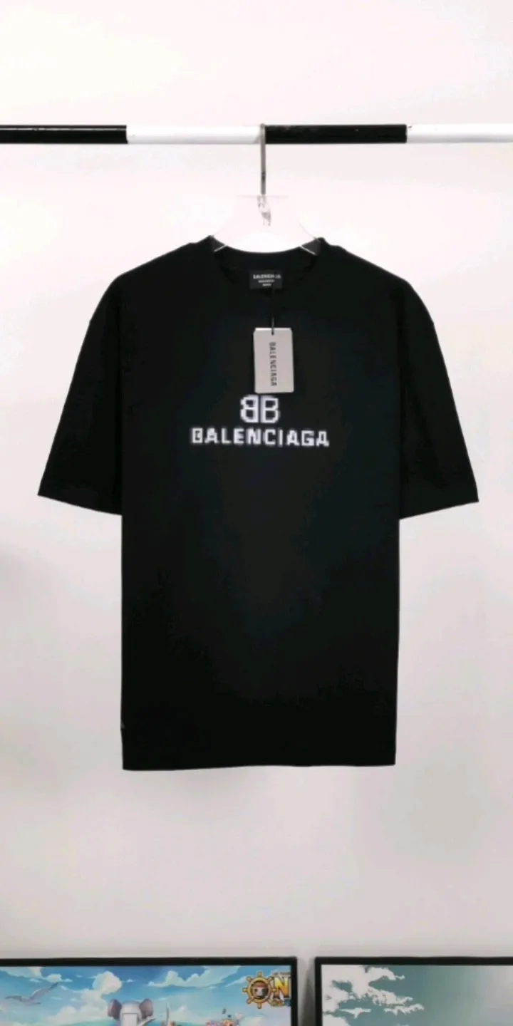 Real shot of the video - the top tested version of BALENCIAGA 22S early spring new fashion hole phantom mosaic blurred letters loose cotton short-sleeved t-shirt for men and women couples. The fabric is made of 32s 260g combed cotton fabric. The fabric density is extremely high. The chest is printed with digital direct injection, which has a blurred mathematical pattern dizzy effect. It restores the hazy gradient phantom printing of the English "Balenciaga" on the chest without any difference. The intercalated gray is a yarn-dyed fabric. The yarn is dyed first and then woven. Feel free to compare.  Color: Black White Size: XS-L P: 250