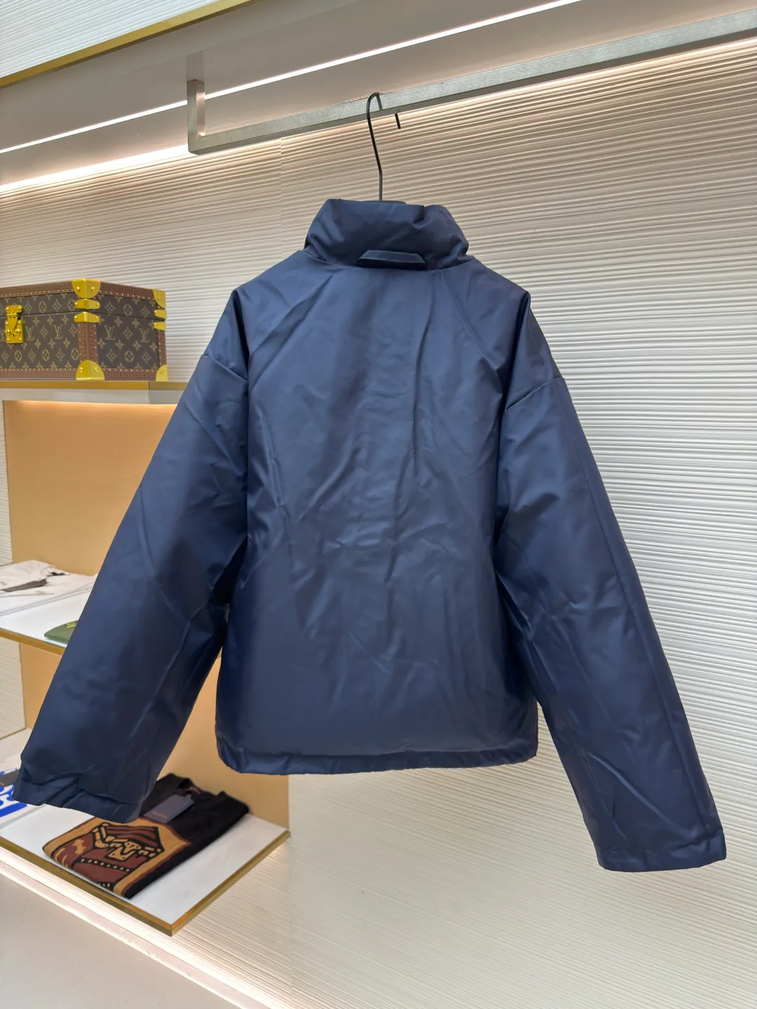 Balenciaga clip pin double-sided ●Original version: purchased and developed by 15124 ●Item number: 1680713-C55 ●Fabric: stripe fabric ●Technology: made on positioning cutting machine ●Version: loose version ●Weight: about 1645 grams ●Size: 0-1-2-3 ●Description: The fabric is made of 100% polyester woven vermilion fabric Anti-tear technology, after special treatment, it has good windproof and water-repellent properties. It can keep the interior dry even in rainy and snowy weather. The interior is filled with original-grade Xinjiang environmentally friendly cotton, with a cotton filling volume of up to 450G. It has ultra-high fill power and strong warmth retention. The separated cotton filling process and precise machine filling cotton are evenly distributed to keep warm in all directions. The upper body is light and not bloated. The chest is decorated with embroidery of works of art. The pattern embroidery has been repeatedly confirmed many times. High-quality silk thread or special materials are selected to ensure the texture and durability of the embroidery. The silk strands are not skewed and the stitch length is consistent. Exclusive molded hardware pins, four-button buttons, custom-made rubber zippers, dyed spring buckles, and beads distinguish them from the market currency. The placket has four holes in total so that the pin can be fastened on both sides. Double-sided design, strong optionality, the labor cost of one piece is equivalent to two pieces. The craftsmanship design of the bread jacket adopts a unisex style, which is suitable for various body types. There are two snap pockets on the front of the pocket, which are practical and beautiful, and a chest pin is used for personality. The overall shape has not been changed, and the length of the jacket is shorter for a vibe effect on the upper body. Manufactured by a major foreign trade factory, the details follow the original version and are produced perfectly. The overall wiring is straight and delicate, the fabric is comfortable and soft, and the color is consistent without color difference. It can be matched with the same style to create a fashionable look and control various occasions. Customized accessories, complete with three standards, same style for men and women!
